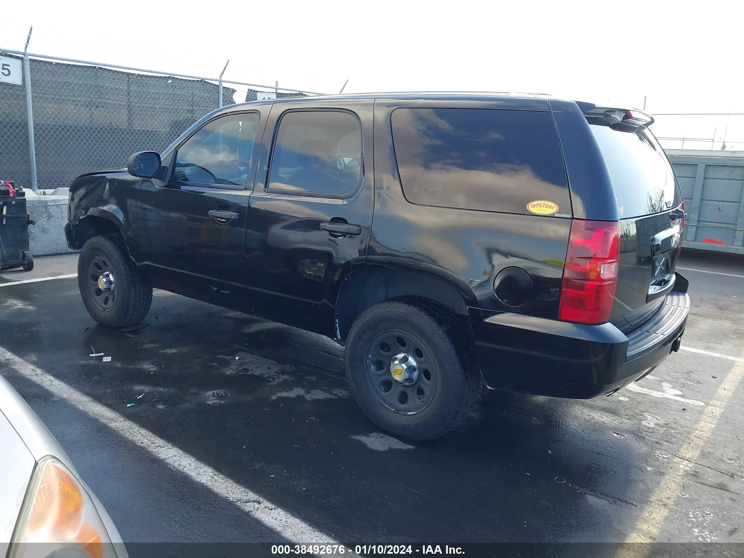 Photo 2 VIN: 1GNFK13028R269444 - CHEVROLET TAHOE 