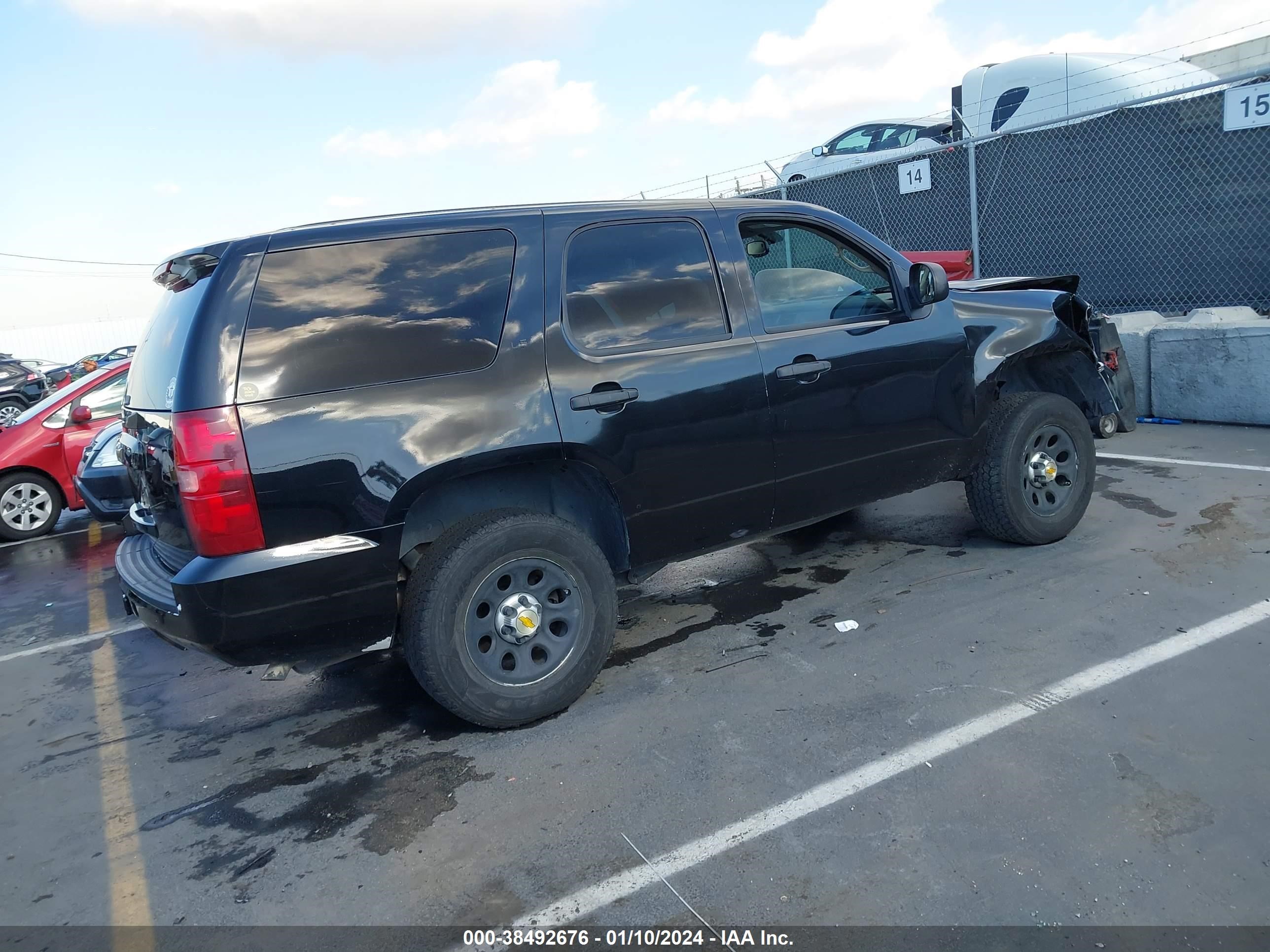 Photo 3 VIN: 1GNFK13028R269444 - CHEVROLET TAHOE 