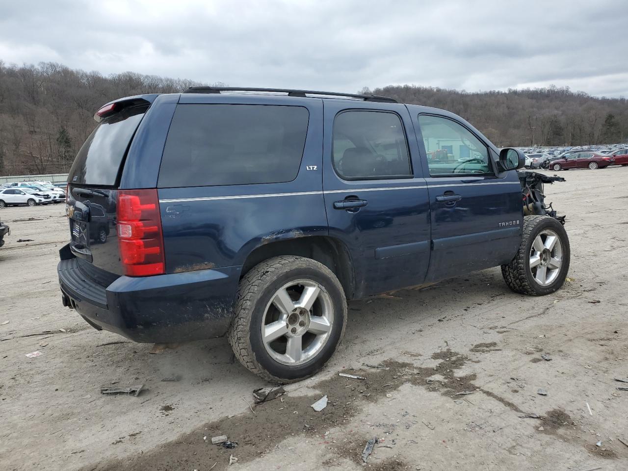 Photo 2 VIN: 1GNFK13037R185597 - CHEVROLET TAHOE 