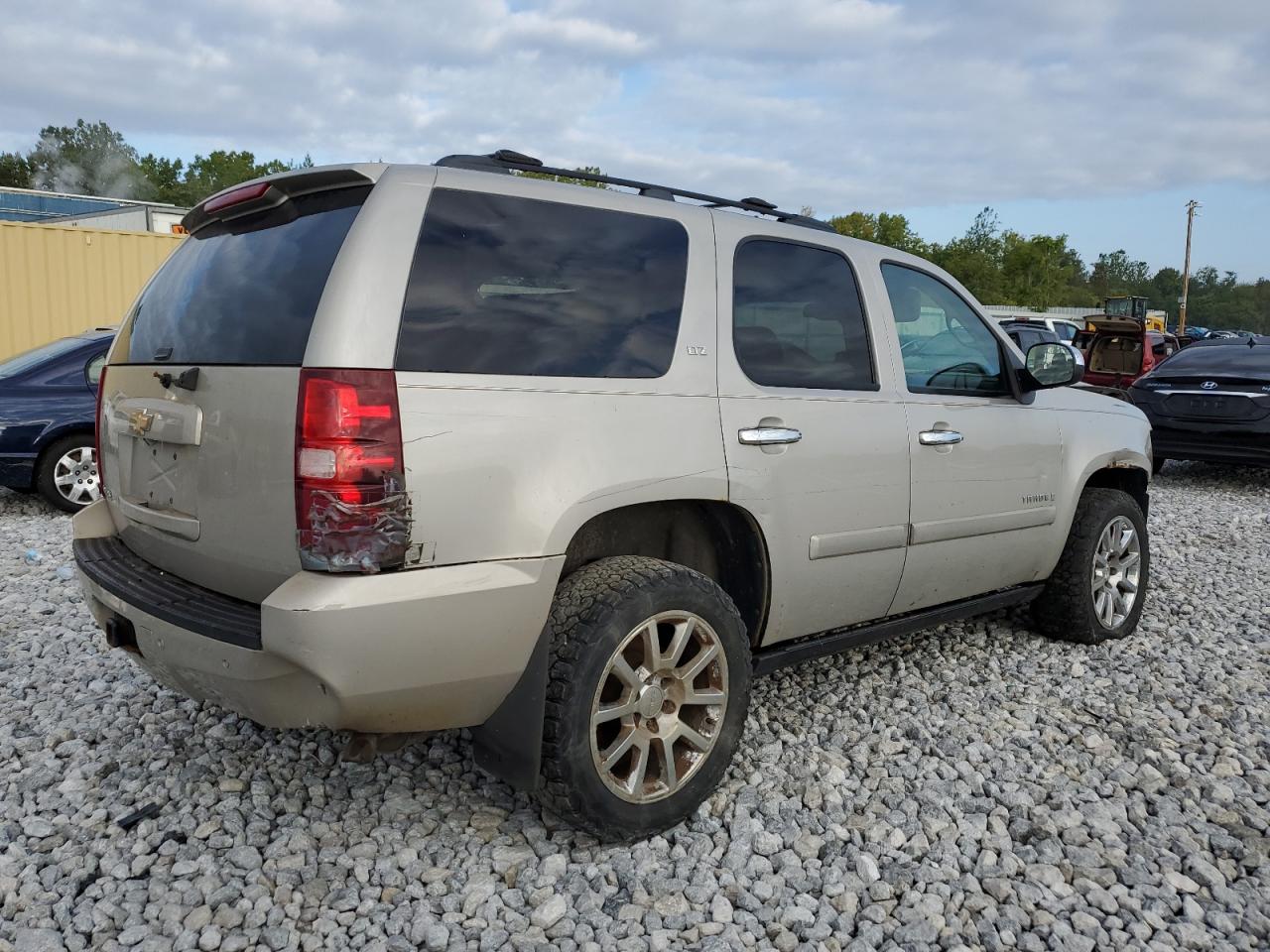 Photo 2 VIN: 1GNFK13038R102090 - CHEVROLET TAHOE 