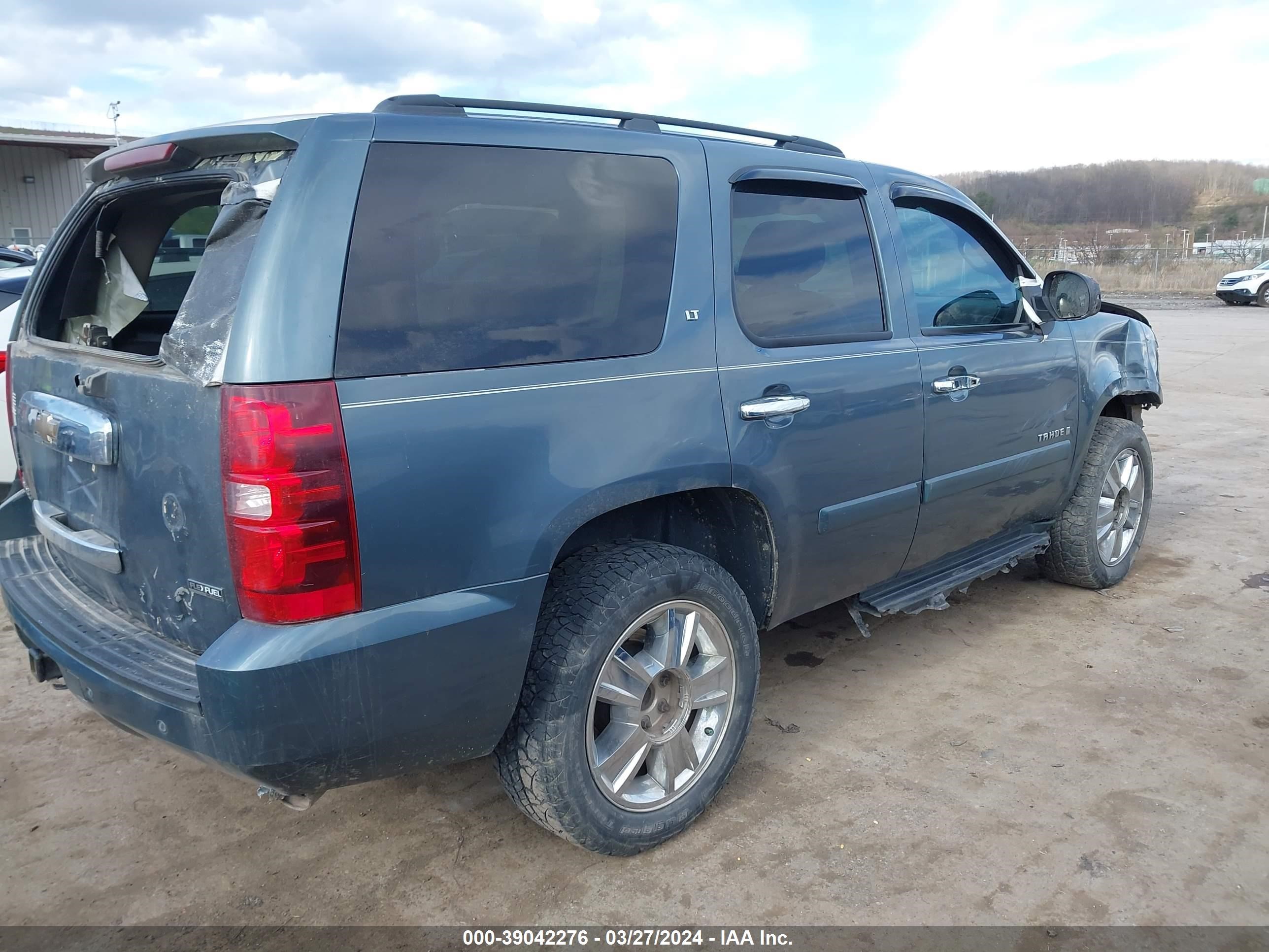 Photo 3 VIN: 1GNFK13048J198729 - CHEVROLET TAHOE 