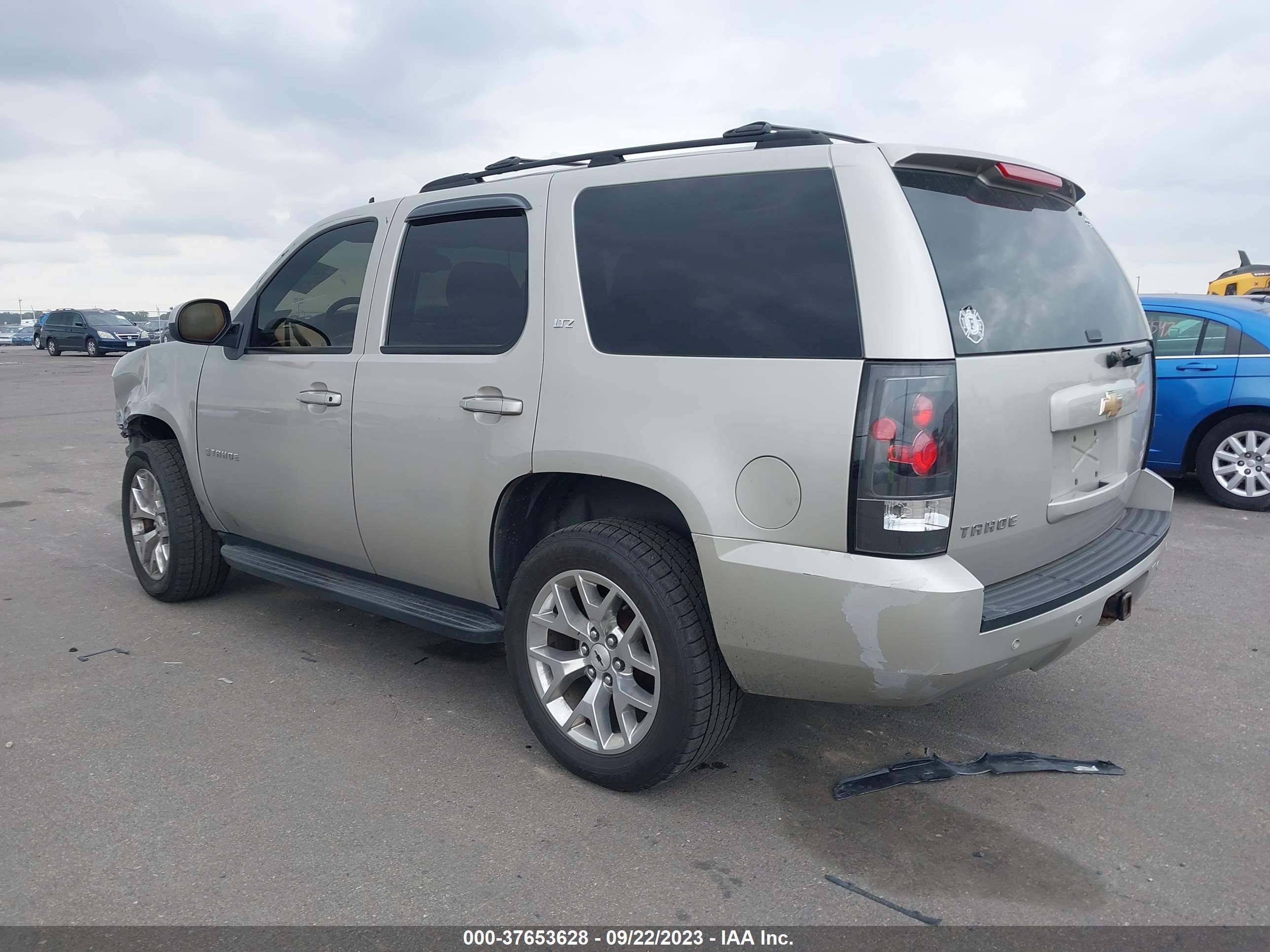 Photo 2 VIN: 1GNFK13057R155047 - CHEVROLET TAHOE 