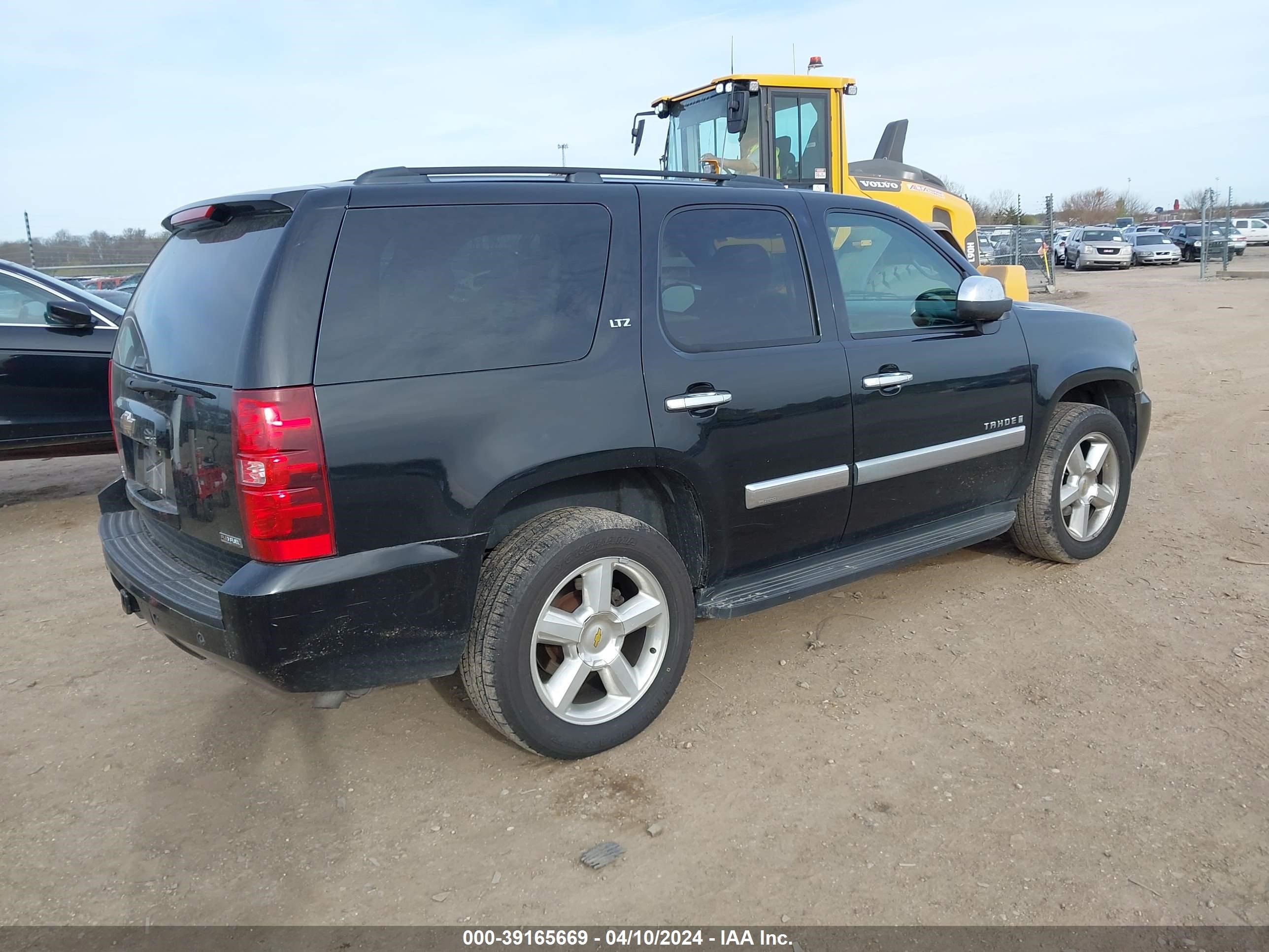 Photo 3 VIN: 1GNFK13068R272833 - CHEVROLET TAHOE 