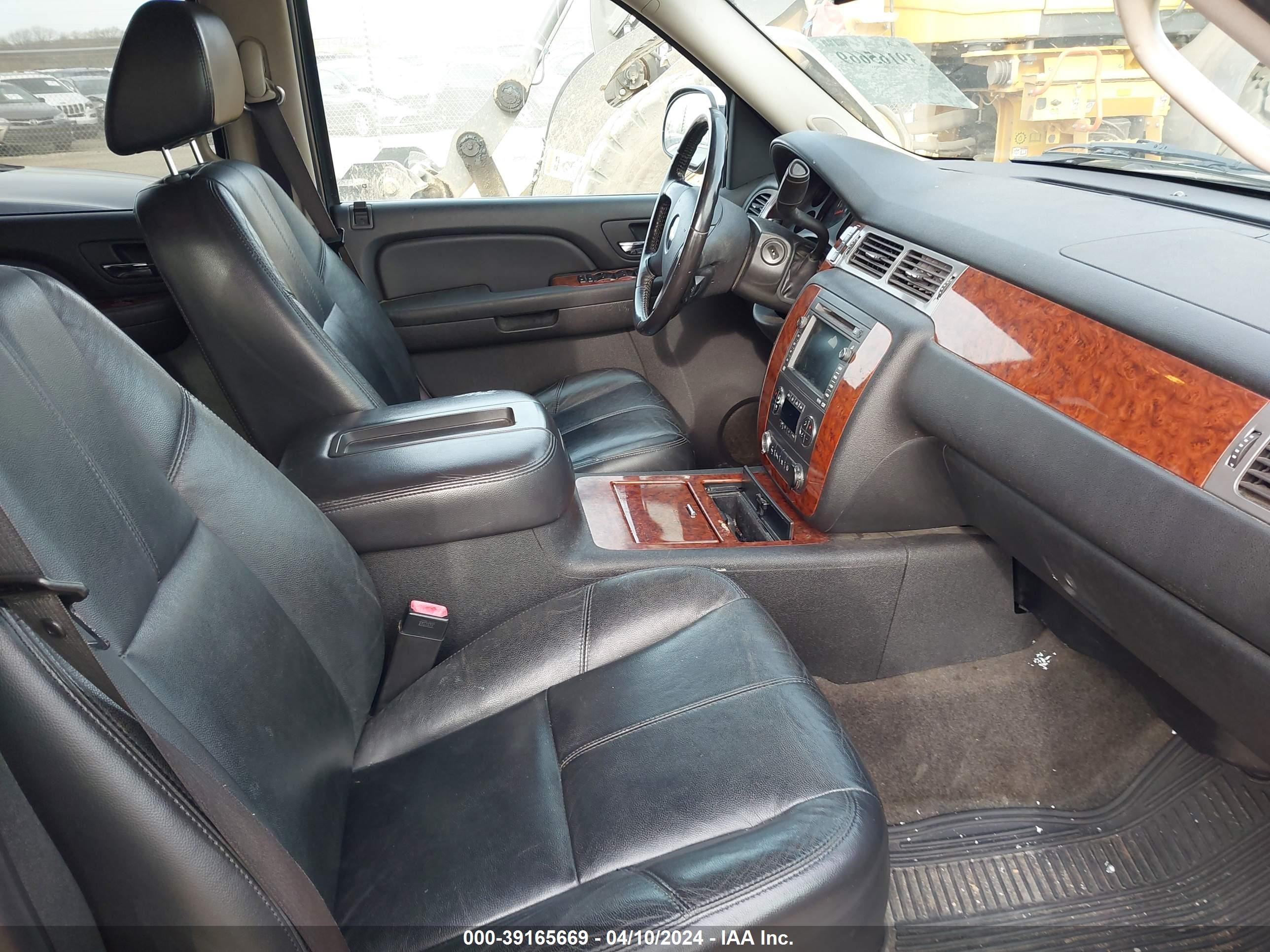 Photo 4 VIN: 1GNFK13068R272833 - CHEVROLET TAHOE 