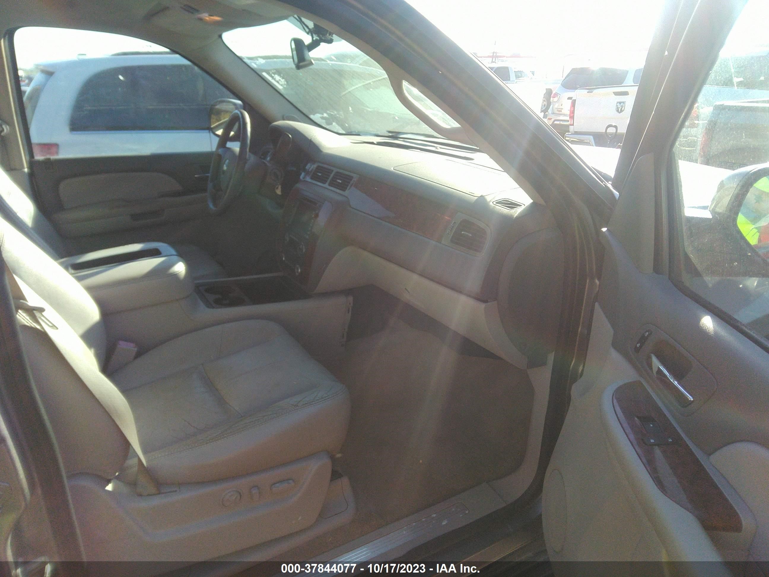 Photo 4 VIN: 1GNFK13077R270958 - CHEVROLET TAHOE 