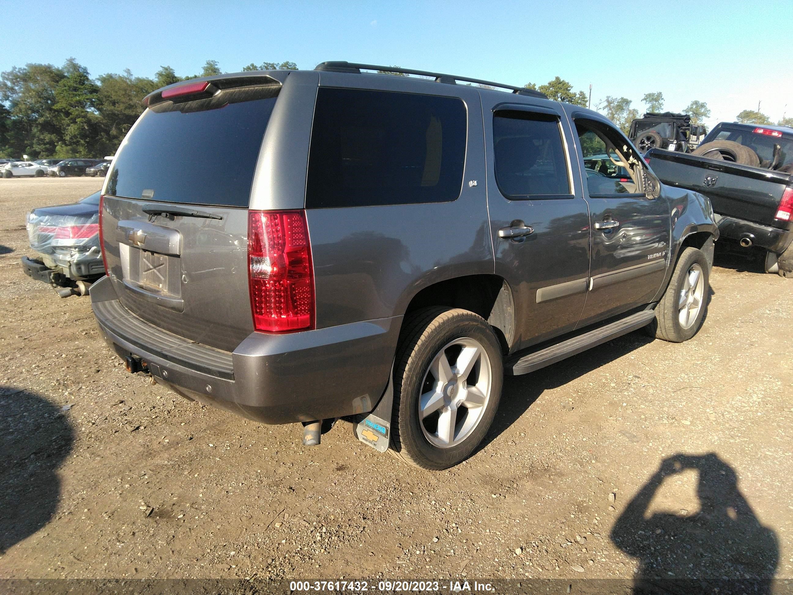 Photo 3 VIN: 1GNFK13088R257671 - CHEVROLET TAHOE 