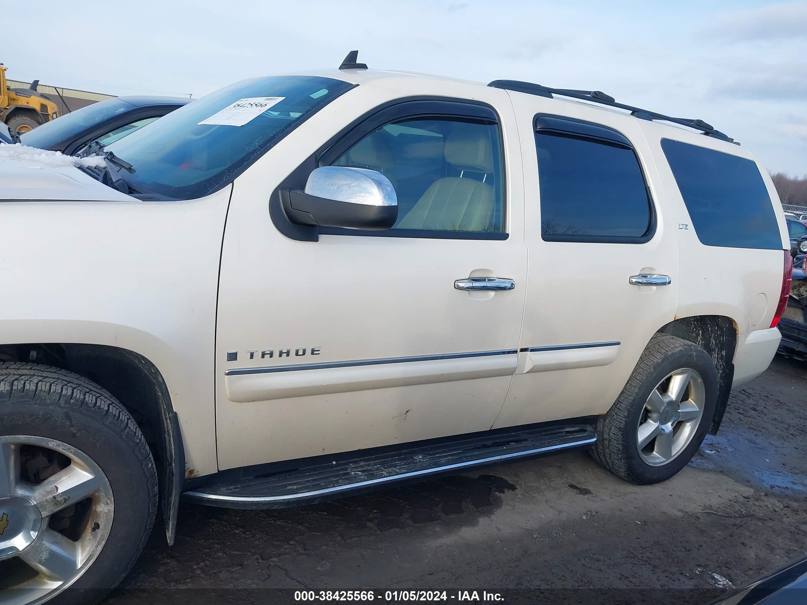 Photo 14 VIN: 1GNFK13088R271358 - CHEVROLET TAHOE 