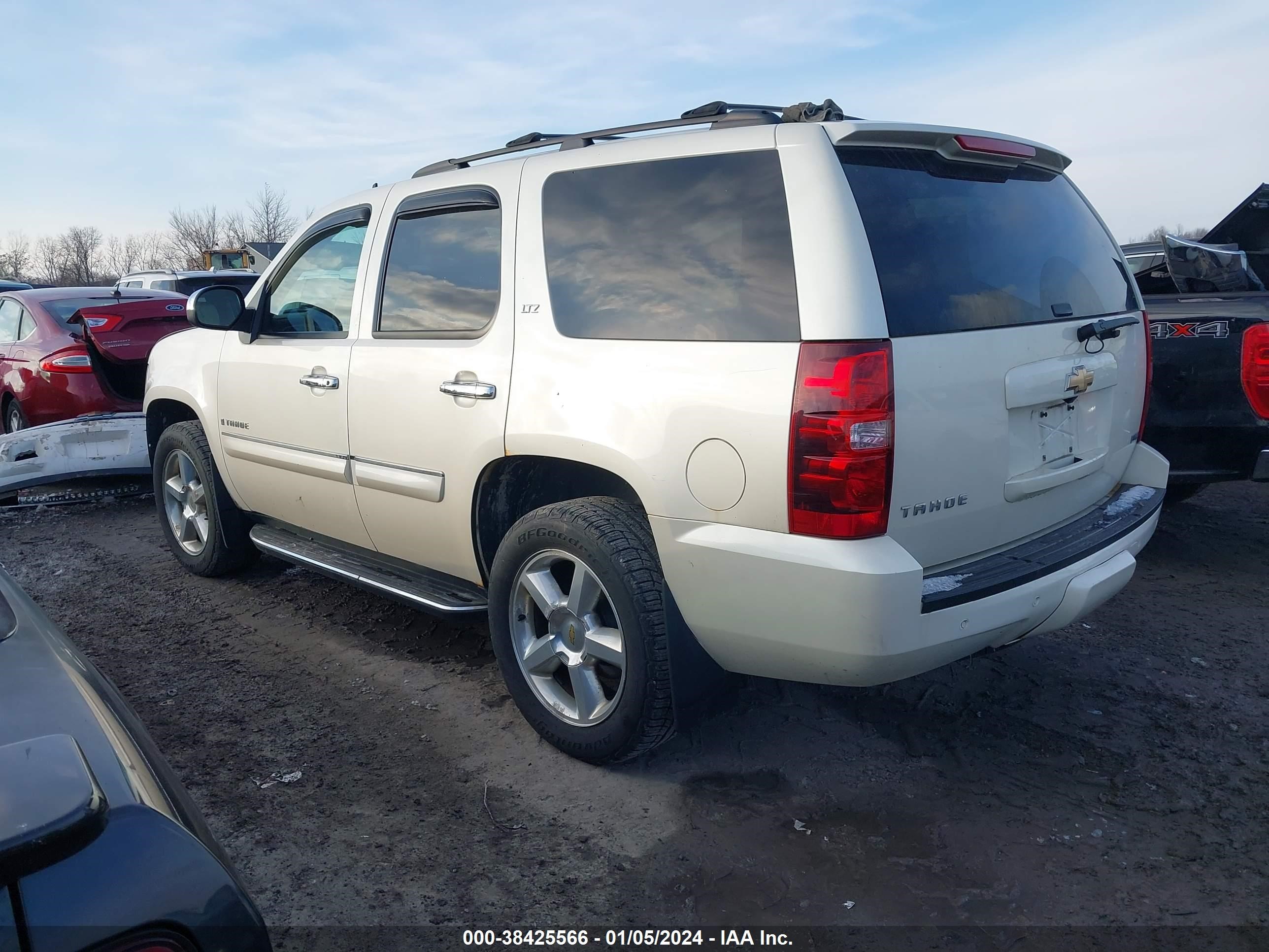 Photo 2 VIN: 1GNFK13088R271358 - CHEVROLET TAHOE 