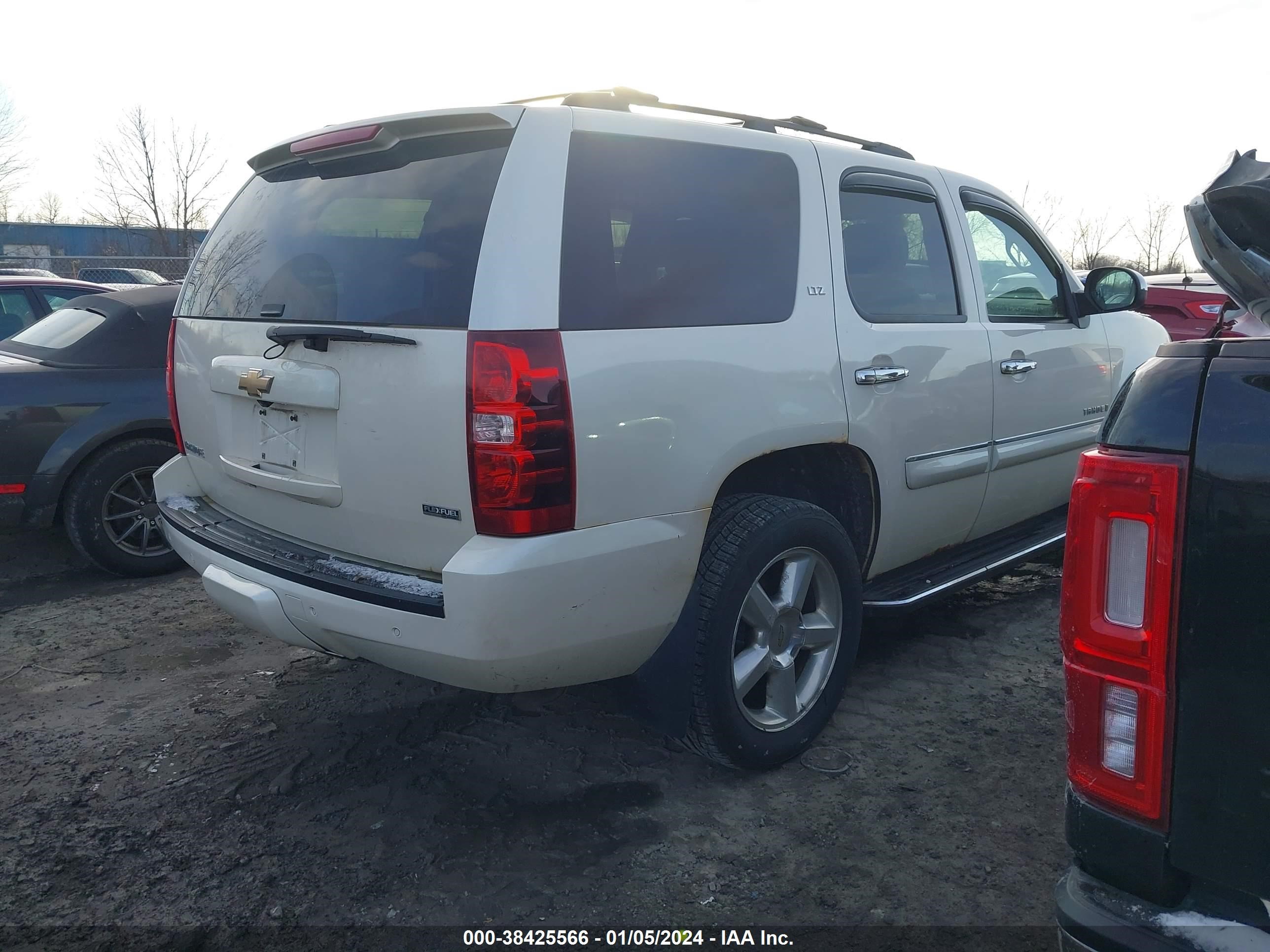 Photo 3 VIN: 1GNFK13088R271358 - CHEVROLET TAHOE 