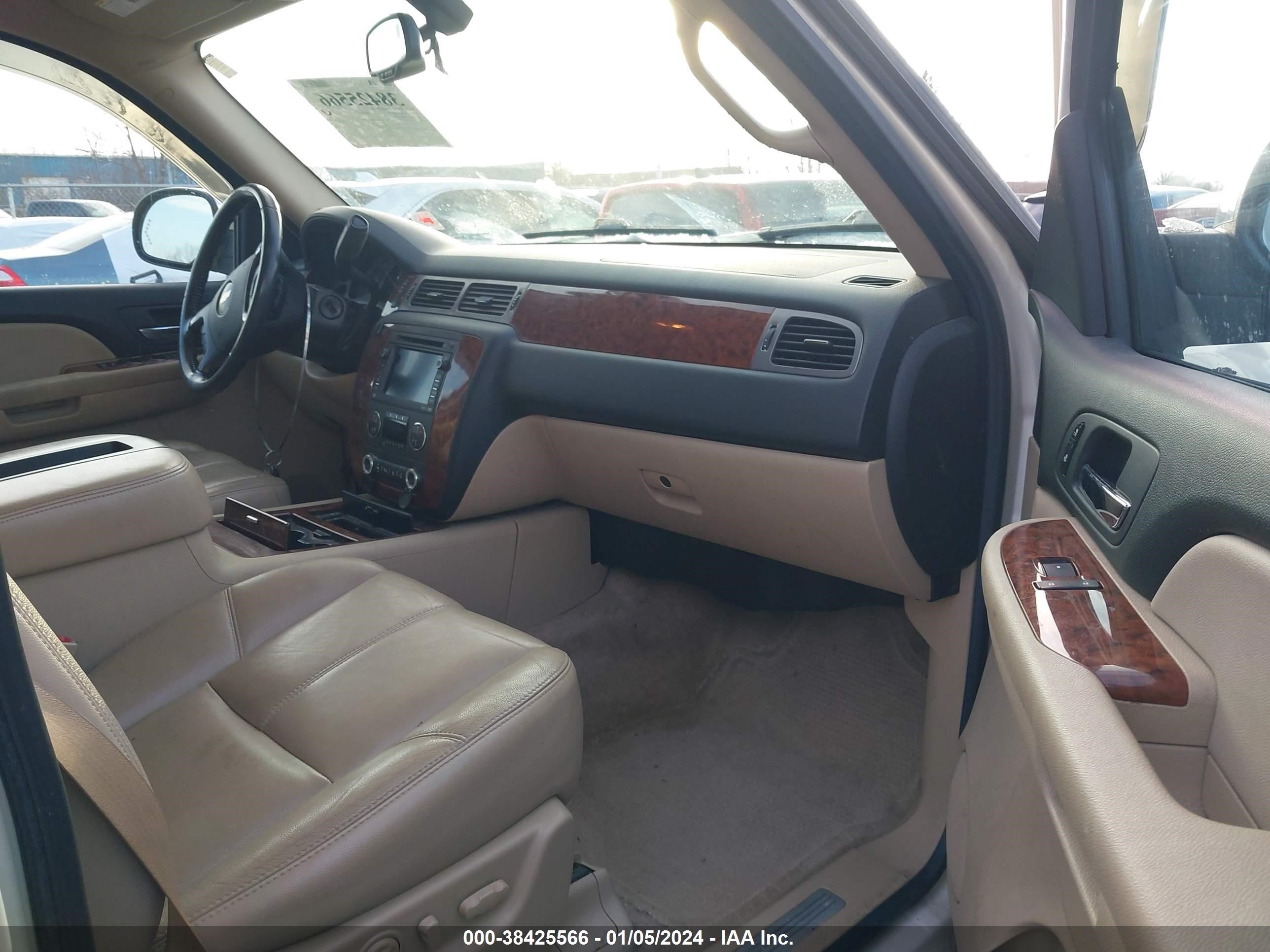 Photo 4 VIN: 1GNFK13088R271358 - CHEVROLET TAHOE 