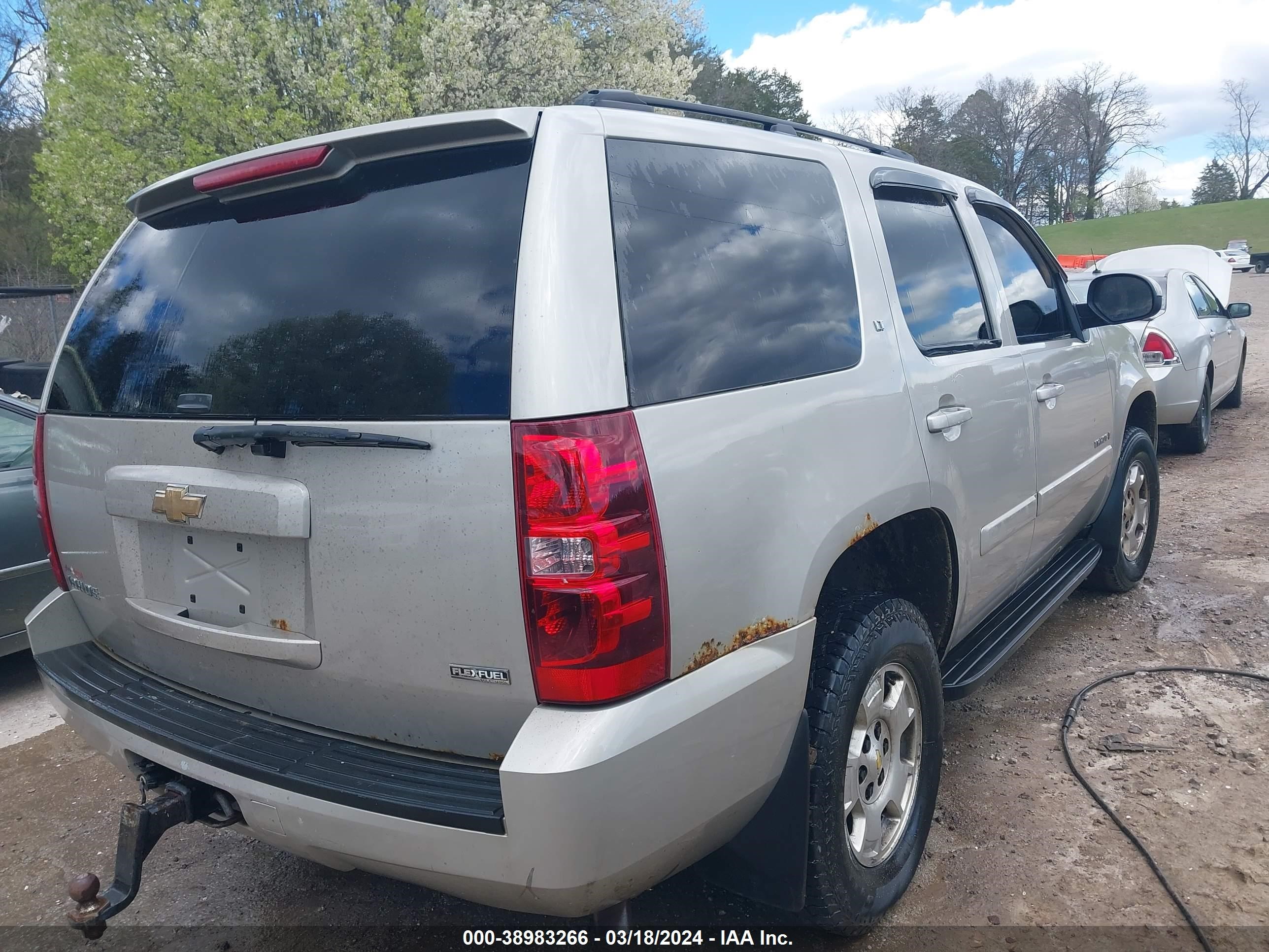 Photo 3 VIN: 1GNFK13097R305399 - CHEVROLET TAHOE 