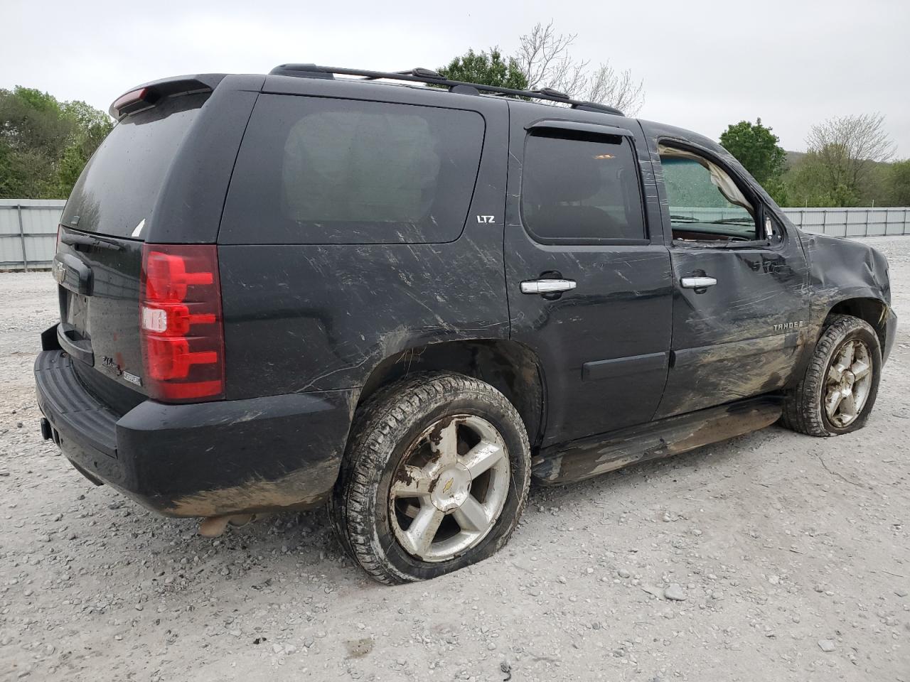 Photo 2 VIN: 1GNFK13098R208379 - CHEVROLET TAHOE 