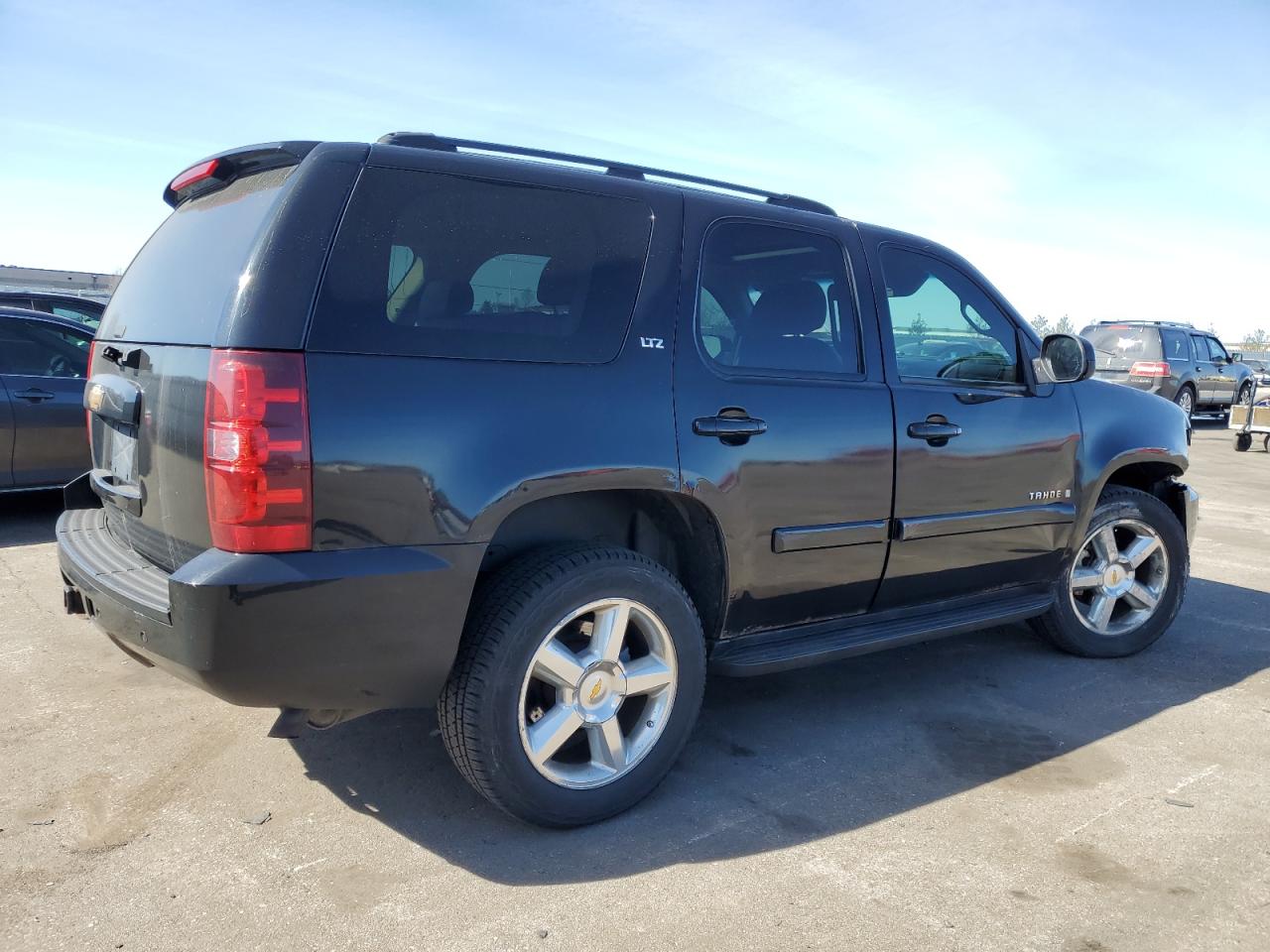 Photo 2 VIN: 1GNFK130X7J108563 - CHEVROLET TAHOE 