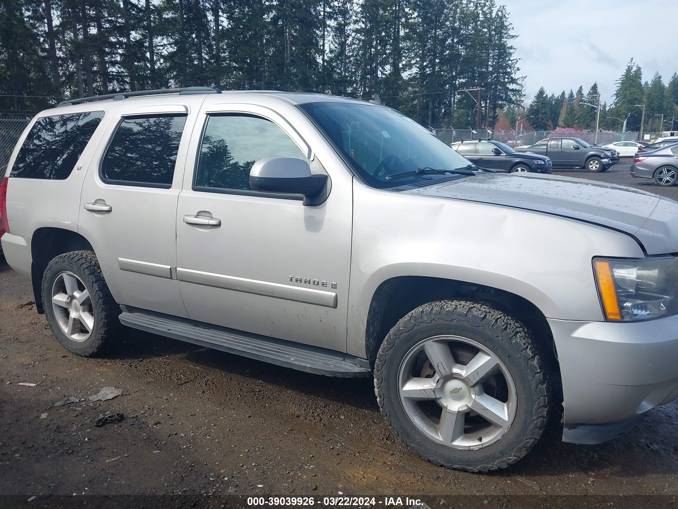 Photo 12 VIN: 1GNFK130X8J198220 - CHEVROLET TAHOE 