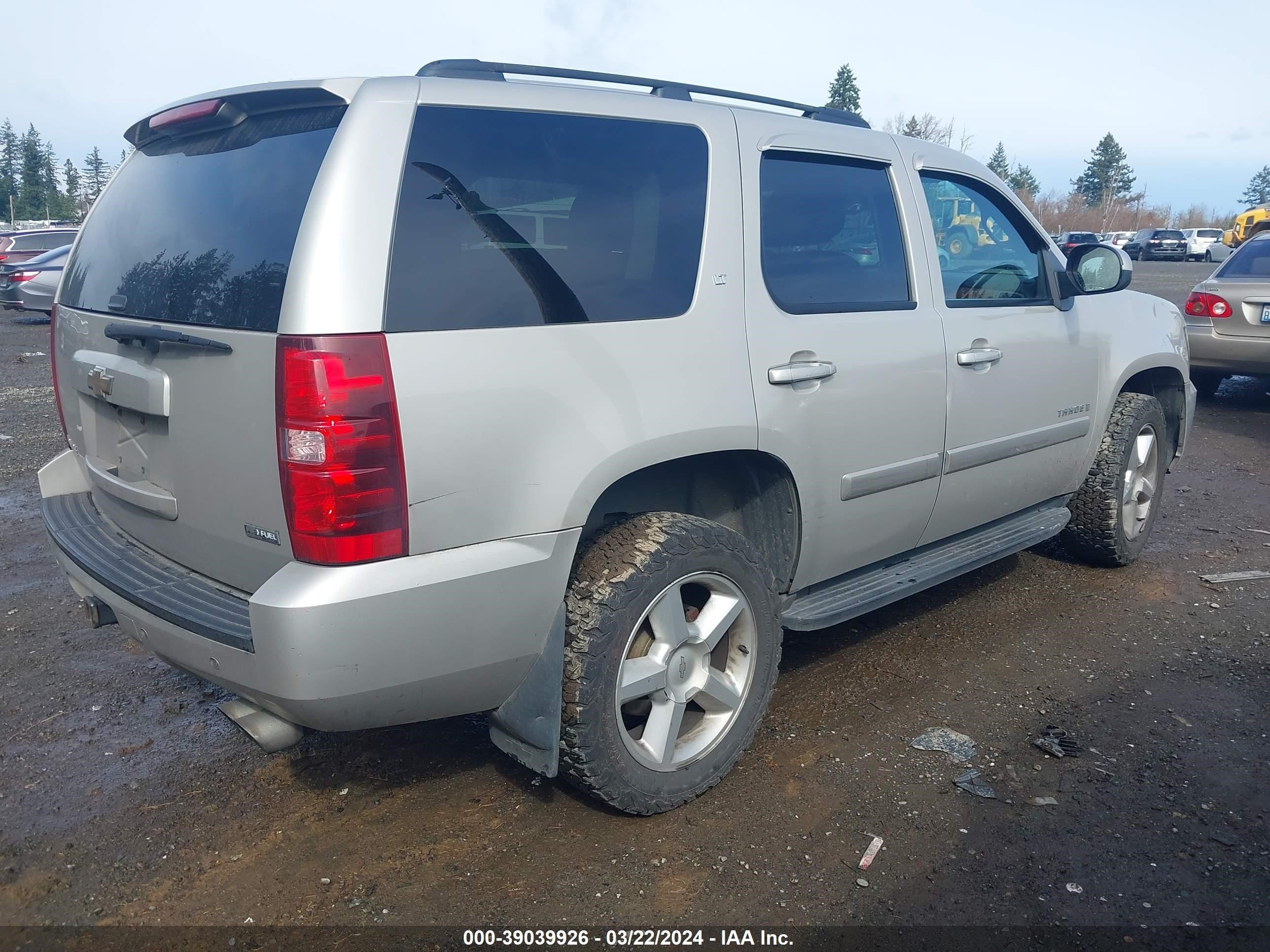 Photo 3 VIN: 1GNFK130X8J198220 - CHEVROLET TAHOE 