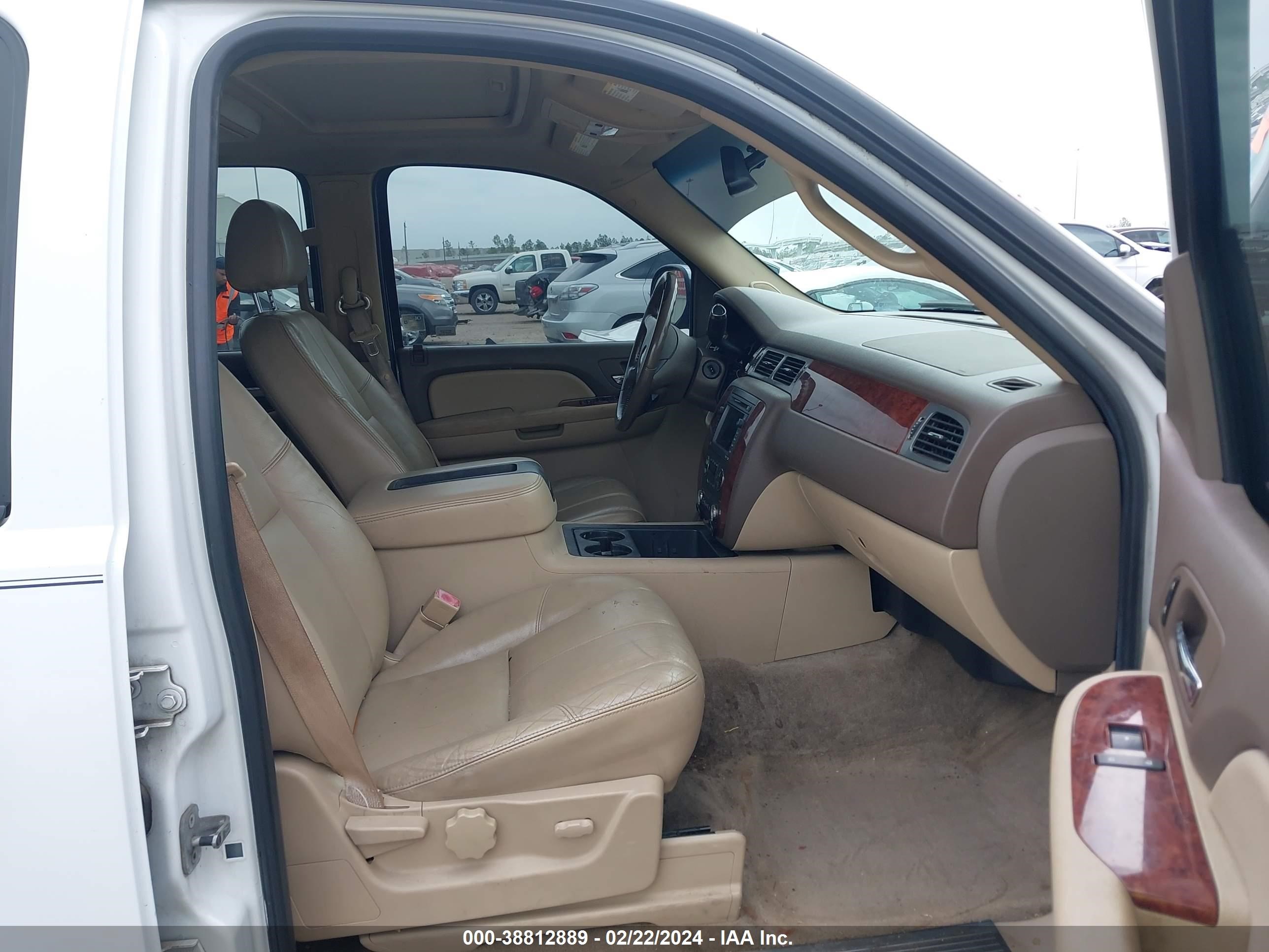 Photo 4 VIN: 1GNFK13579R120072 - CHEVROLET TAHOE 