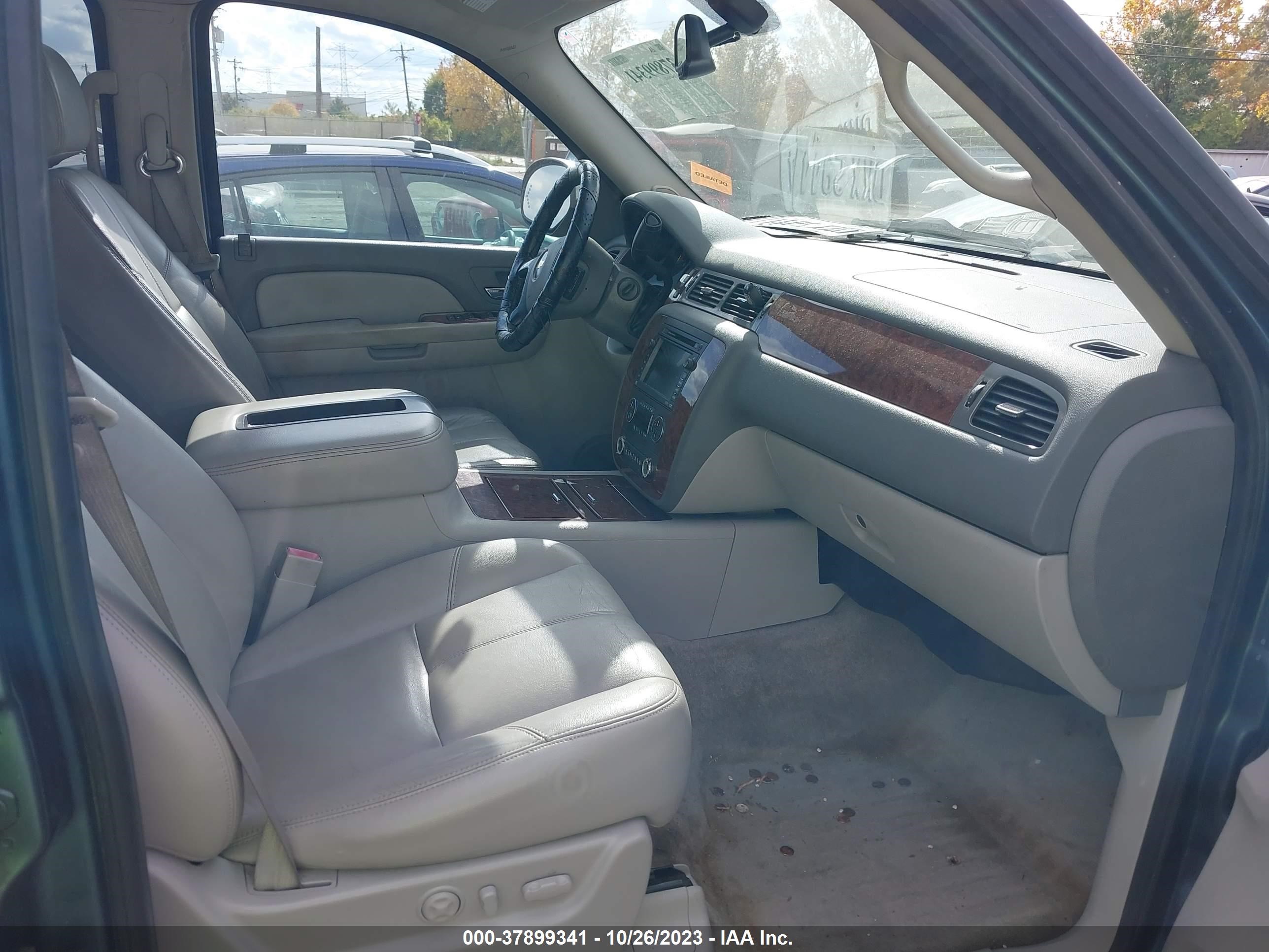 Photo 4 VIN: 1GNFK16318R177067 - CHEVROLET SUBURBAN 