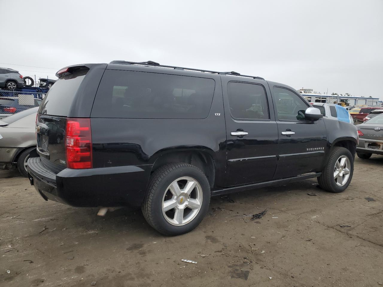 Photo 2 VIN: 1GNFK16387J327298 - CHEVROLET SUBURBAN 