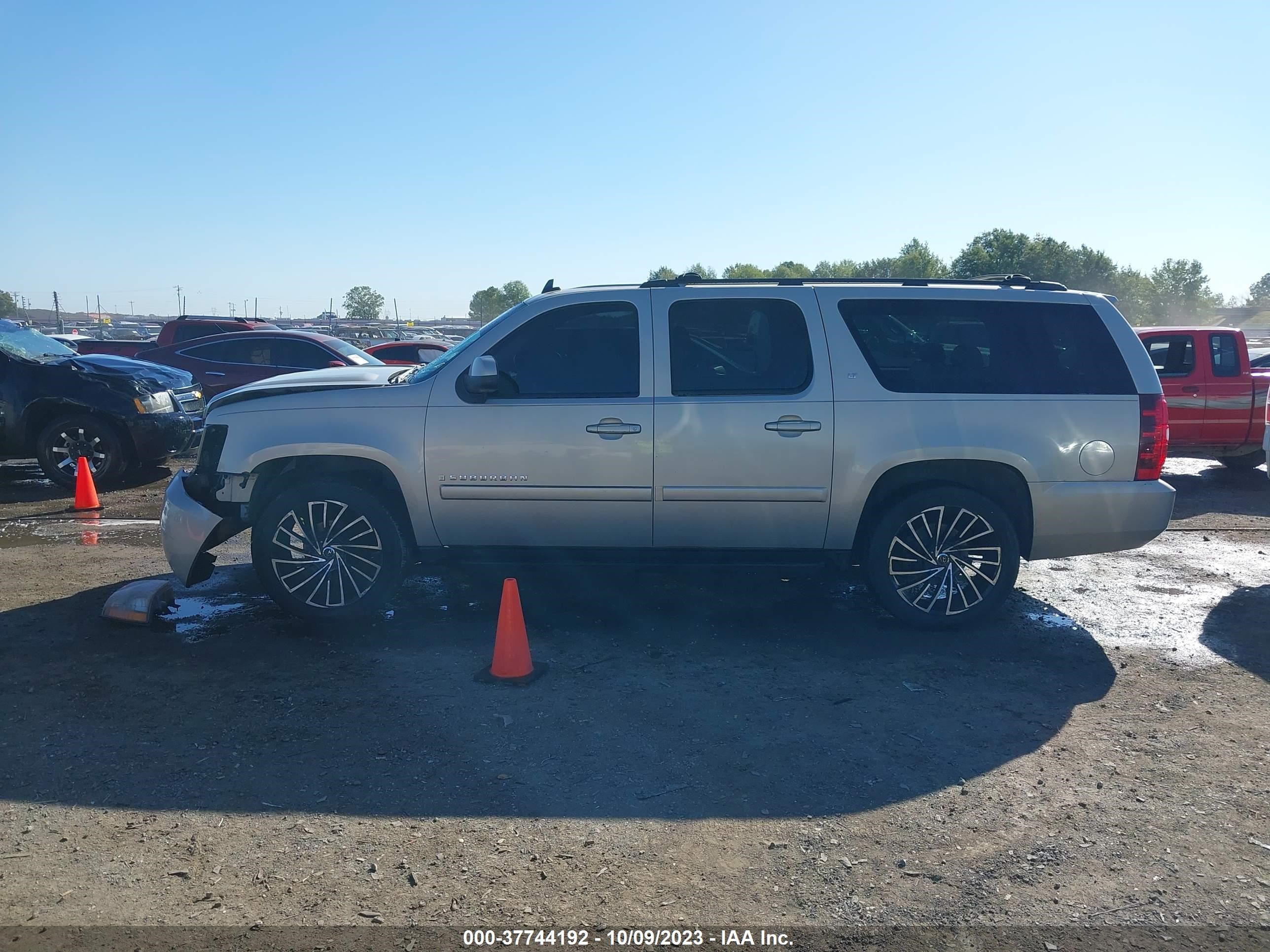 Photo 14 VIN: 1GNFK16Y78R121985 - CHEVROLET SUBURBAN 