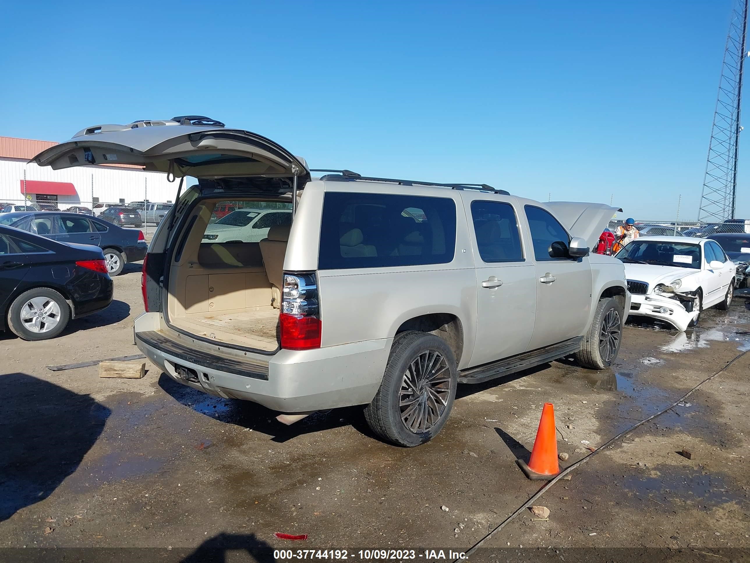 Photo 3 VIN: 1GNFK16Y78R121985 - CHEVROLET SUBURBAN 