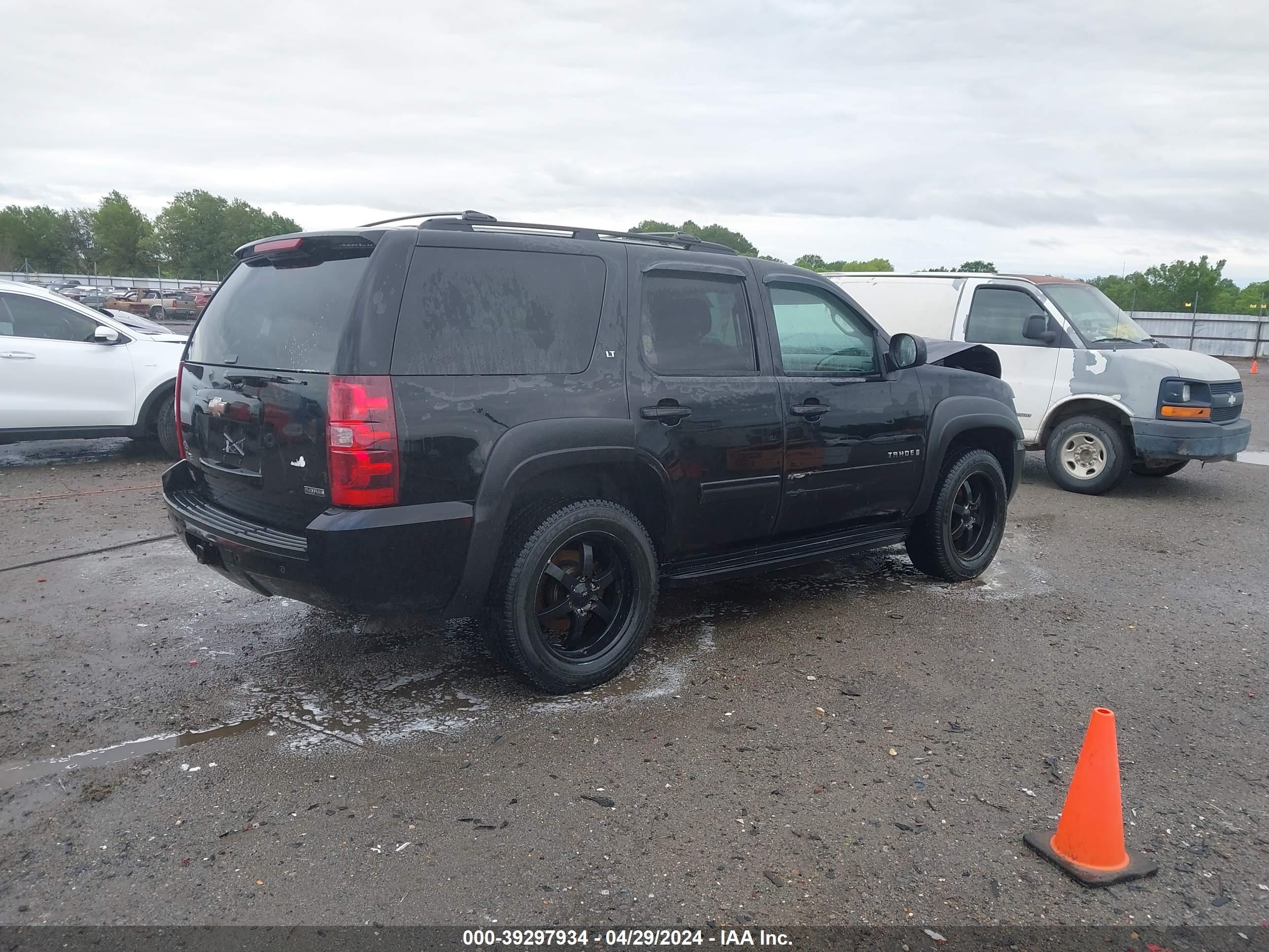 Photo 3 VIN: 1GNFK23079R246152 - CHEVROLET TAHOE 