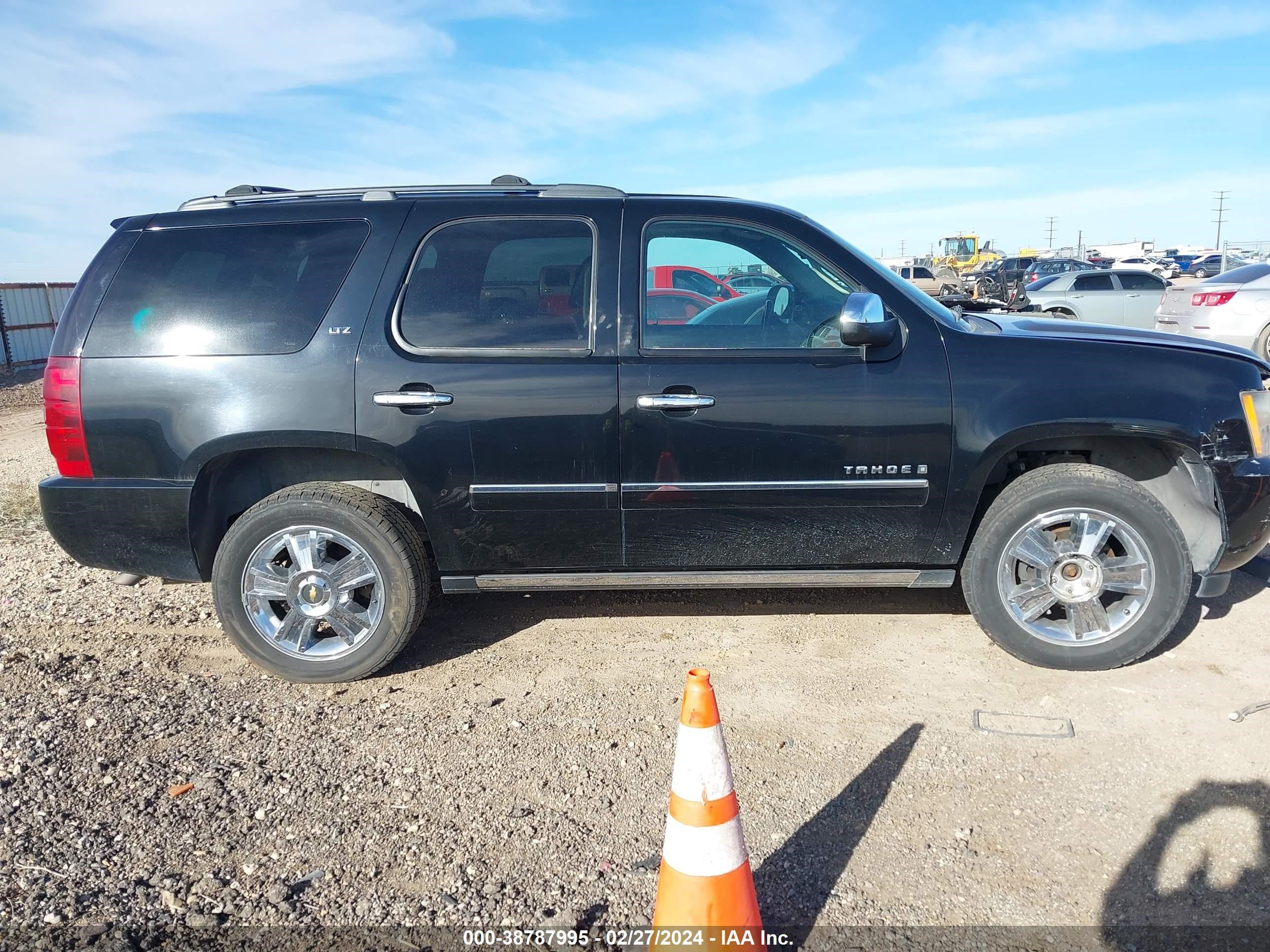 Photo 11 VIN: 1GNFK33029R128077 - CHEVROLET TAHOE 