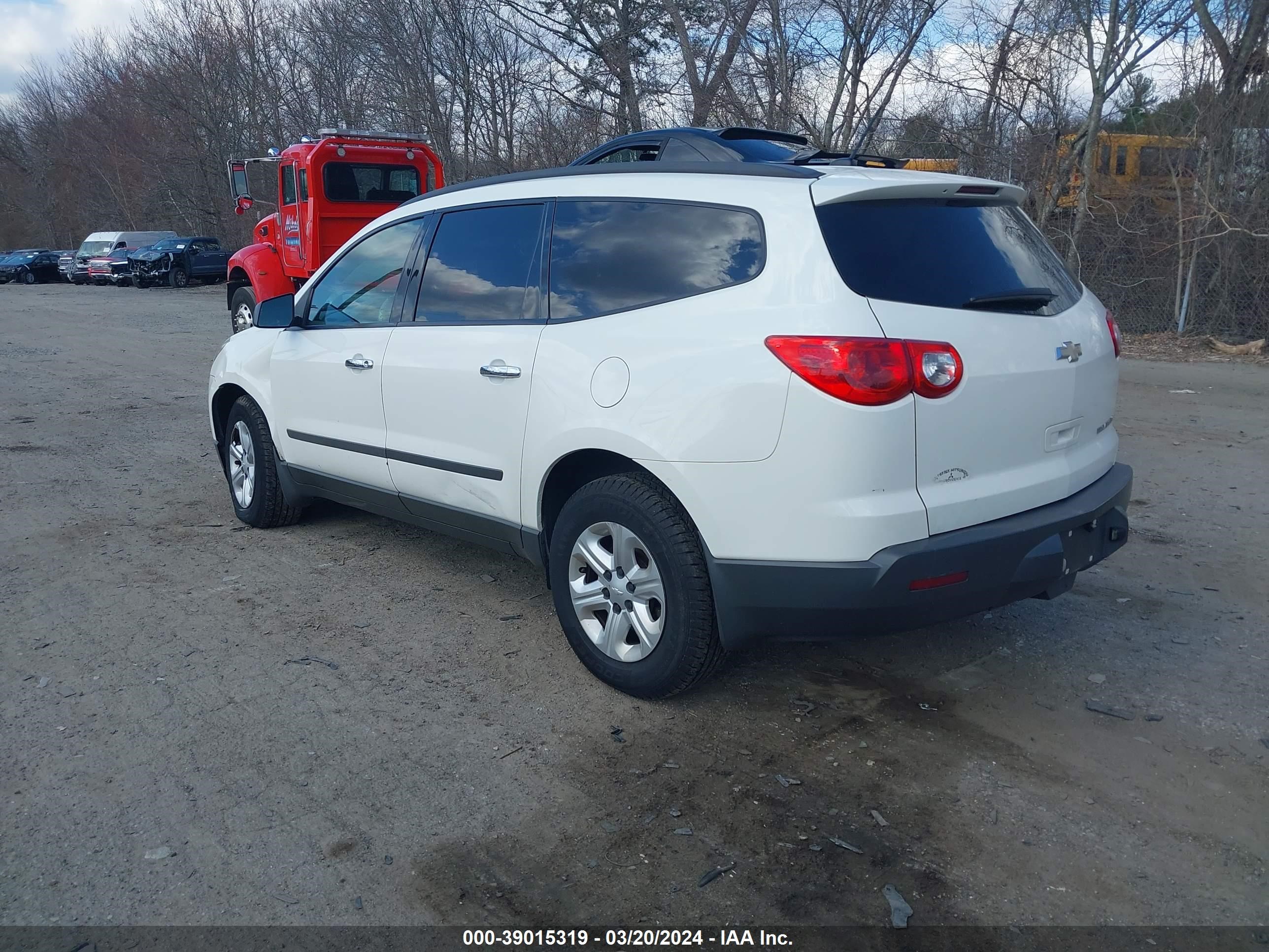 Photo 2 VIN: 1GNKREED4CJ112250 - CHEVROLET TRAVERSE 