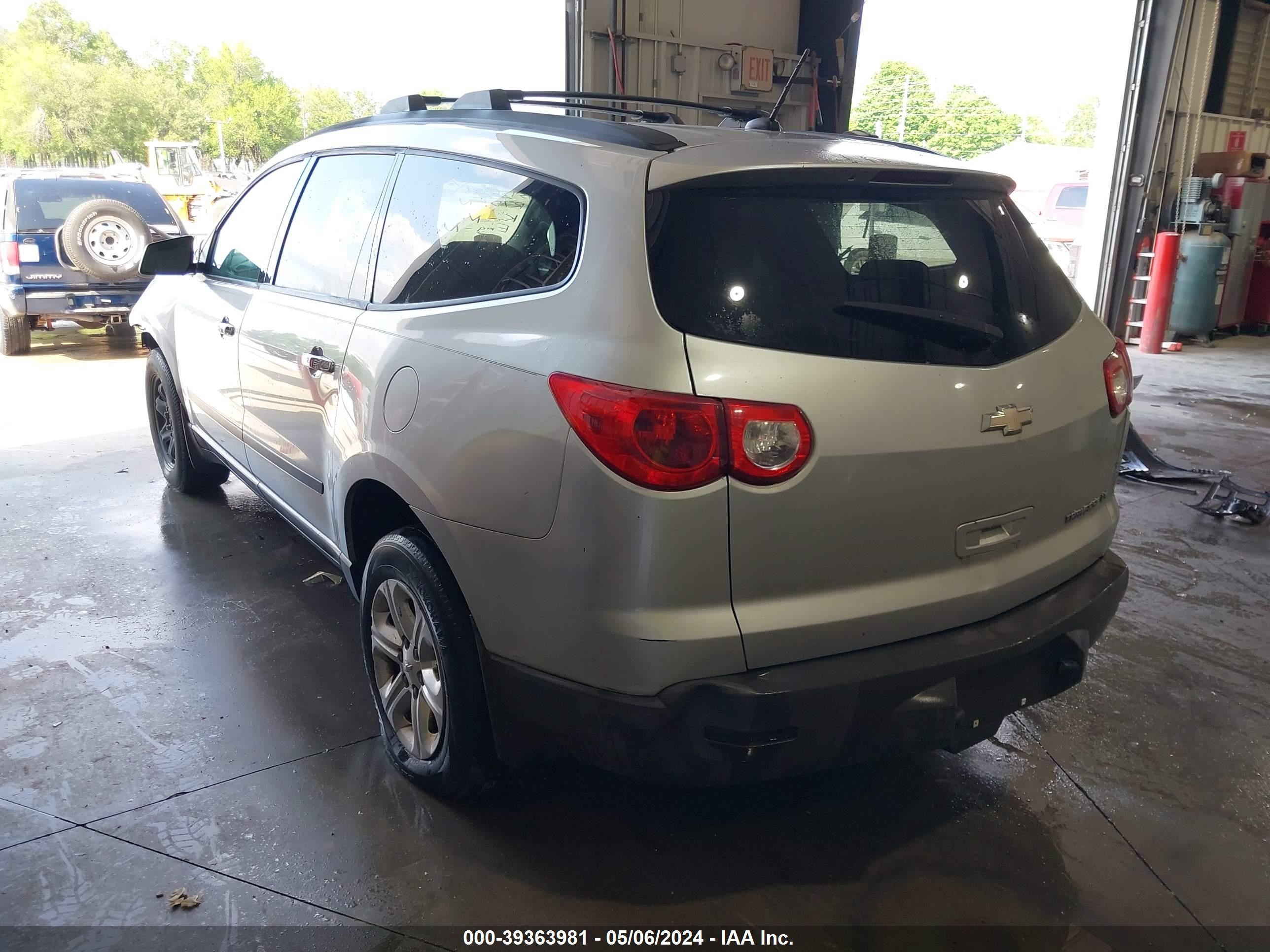 Photo 2 VIN: 1GNKREED5BJ375345 - CHEVROLET TRAVERSE 