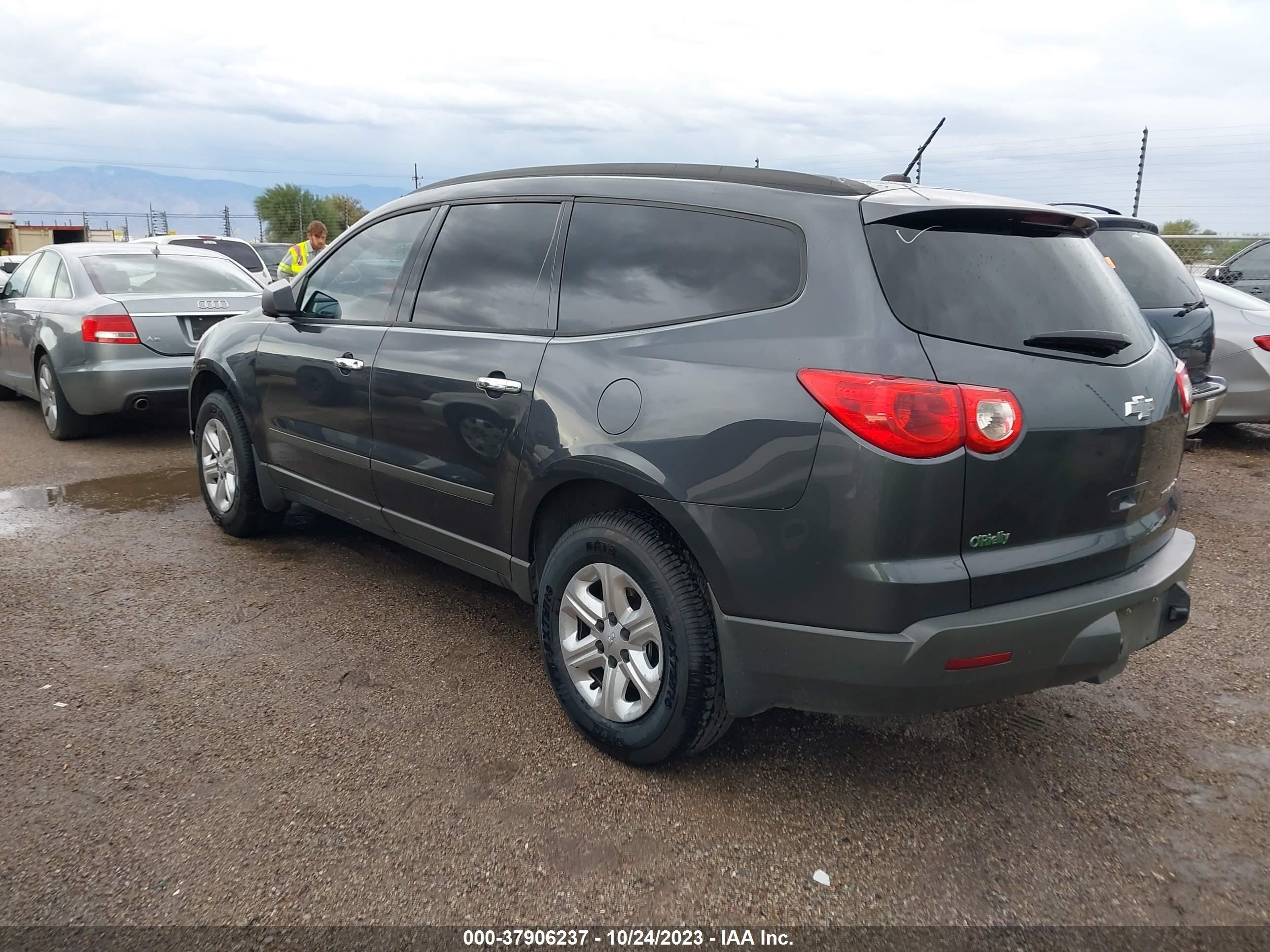 Photo 2 VIN: 1GNKREEDXCJ351334 - CHEVROLET TRAVERSE 