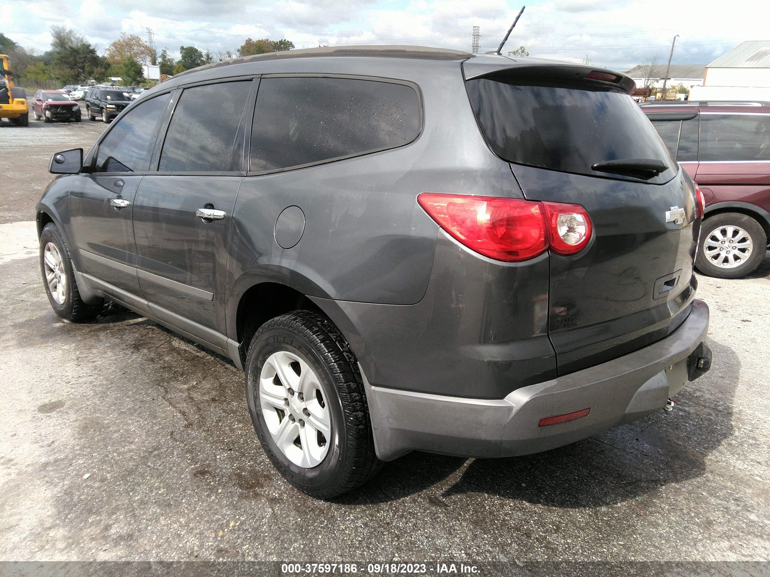 Photo 2 VIN: 1GNKRFED1BJ287169 - CHEVROLET TRAVERSE 