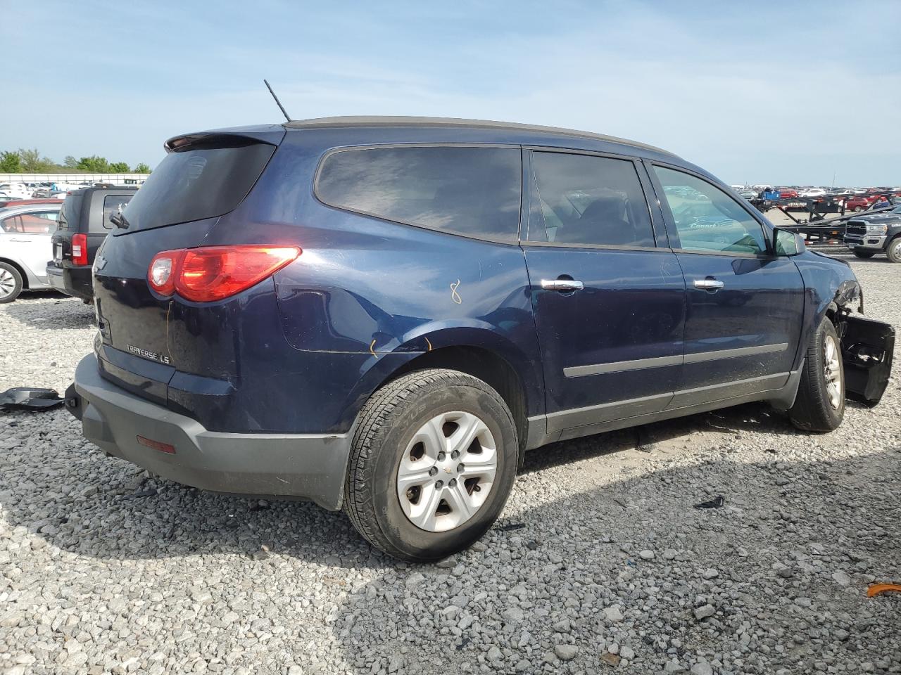 Photo 2 VIN: 1GNKRFED1BJ322468 - CHEVROLET TRAVERSE 