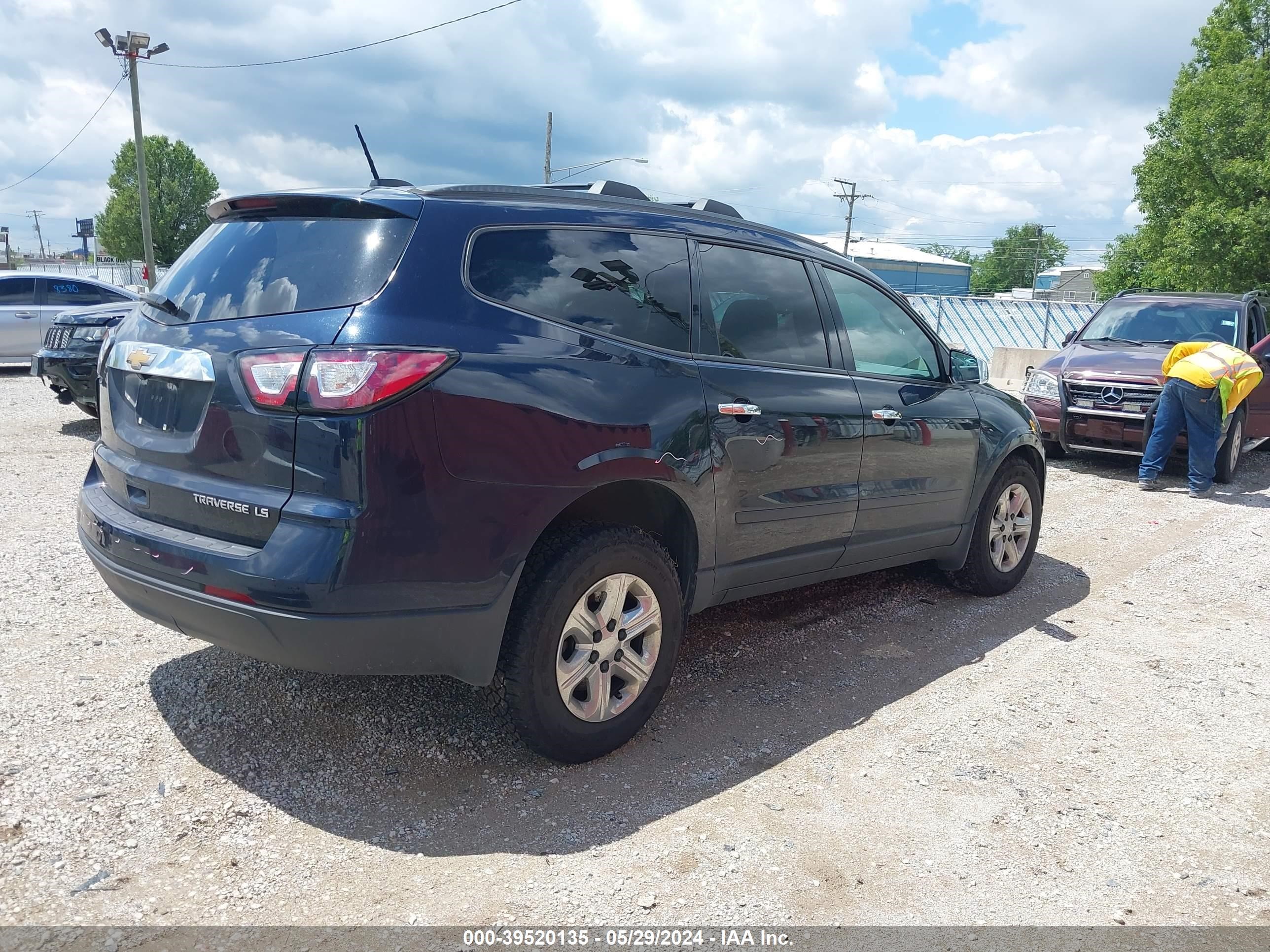 Photo 3 VIN: 1GNKRFED1GJ116574 - CHEVROLET TRAVERSE 