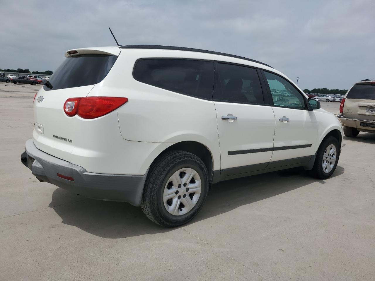 Photo 2 VIN: 1GNKRFED5CJ406794 - CHEVROLET TRAVERSE 