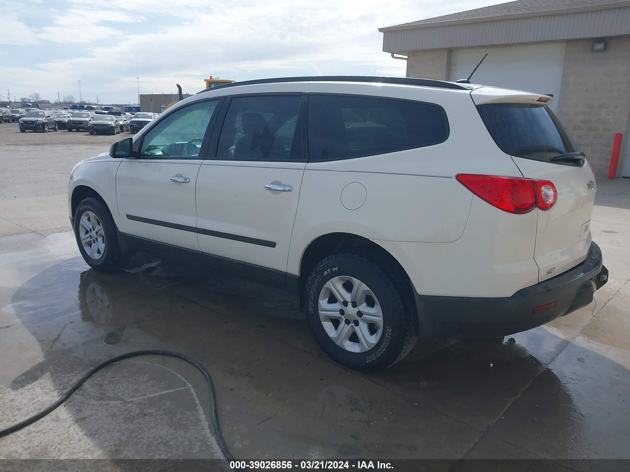 Photo 2 VIN: 1GNKRFED7BJ147742 - CHEVROLET TRAVERSE 