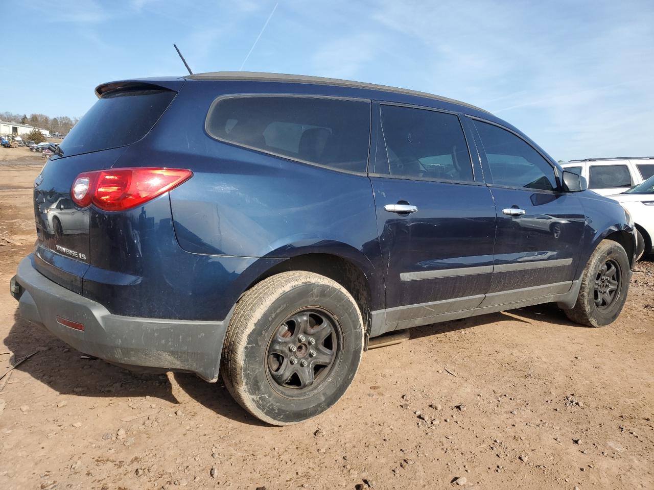 Photo 2 VIN: 1GNKRFED8BJ206877 - CHEVROLET TRAVERSE 