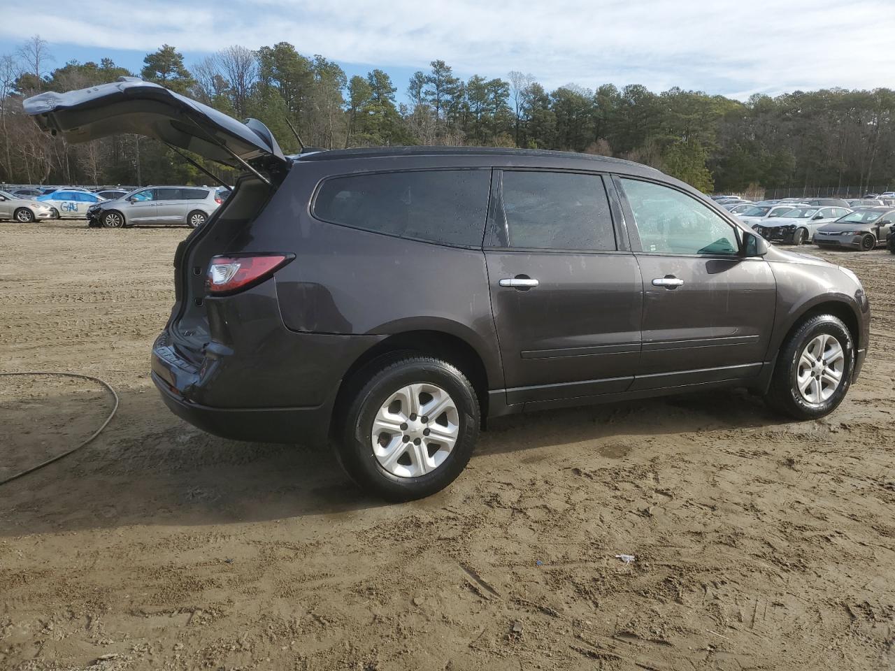 Photo 2 VIN: 1GNKRFKDXGJ333948 - CHEVROLET TRAVERSE 