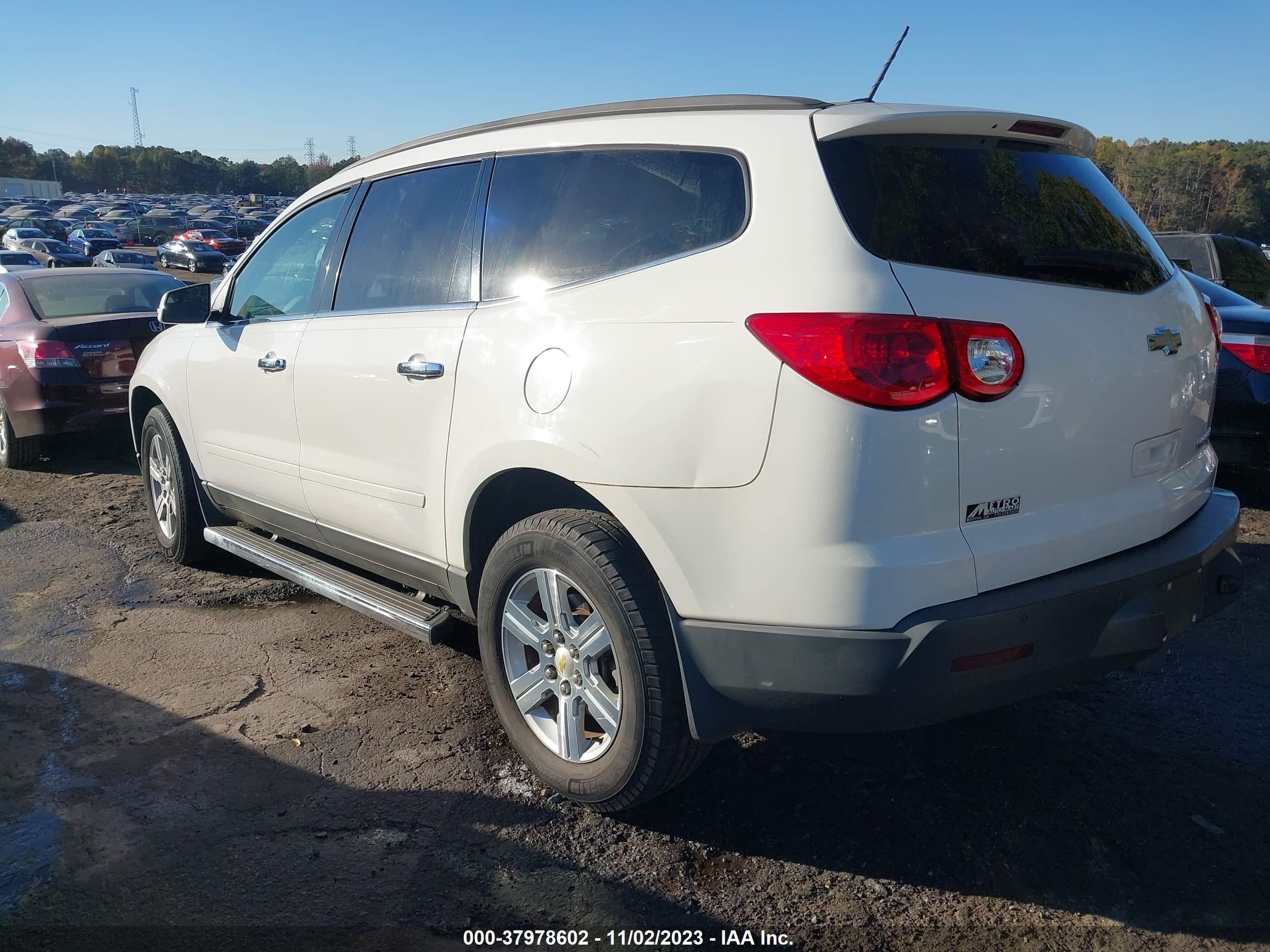 Photo 2 VIN: 1GNKRGED3BJ184633 - CHEVROLET TRAVERSE L 