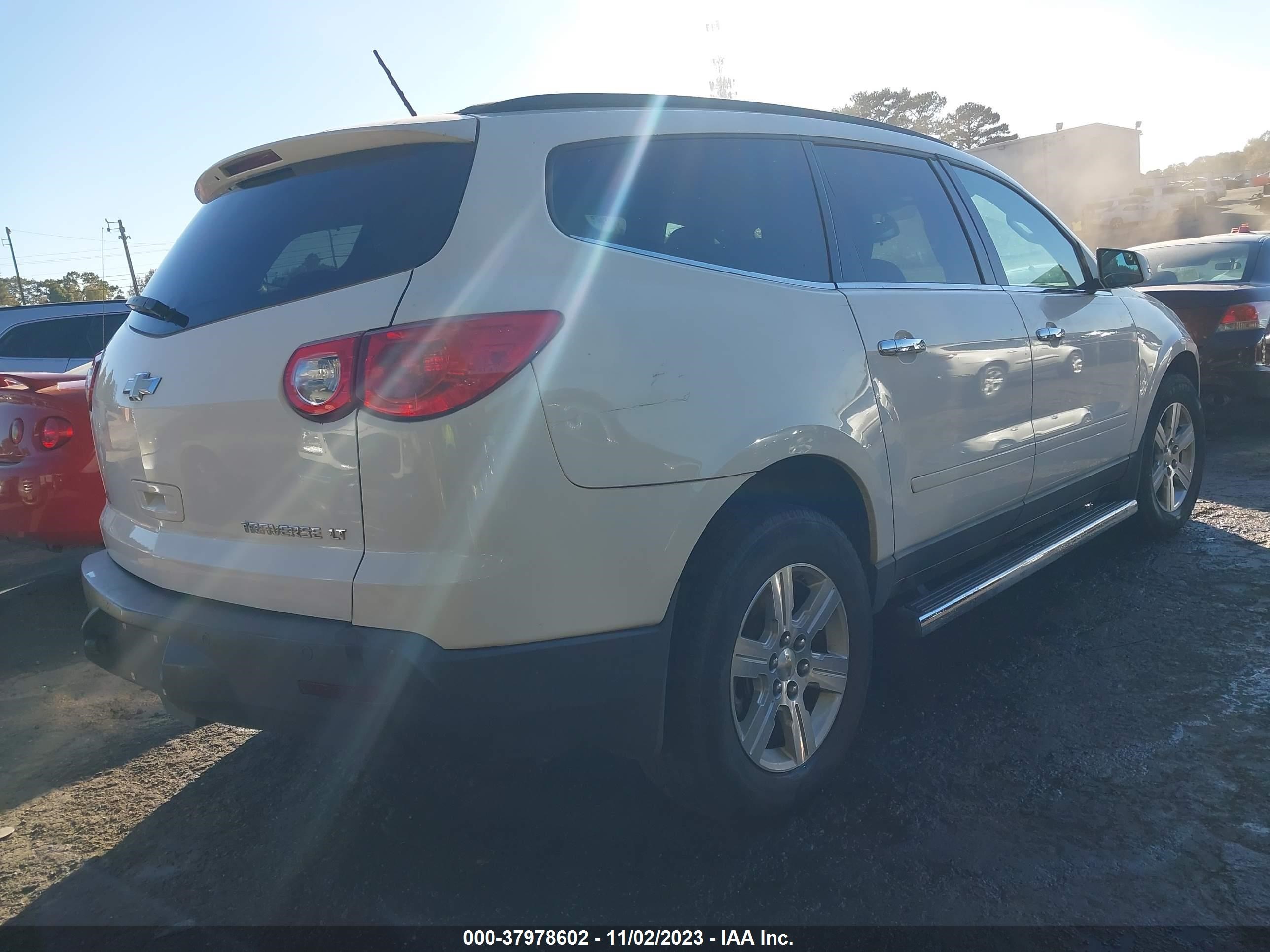 Photo 3 VIN: 1GNKRGED3BJ184633 - CHEVROLET TRAVERSE L 