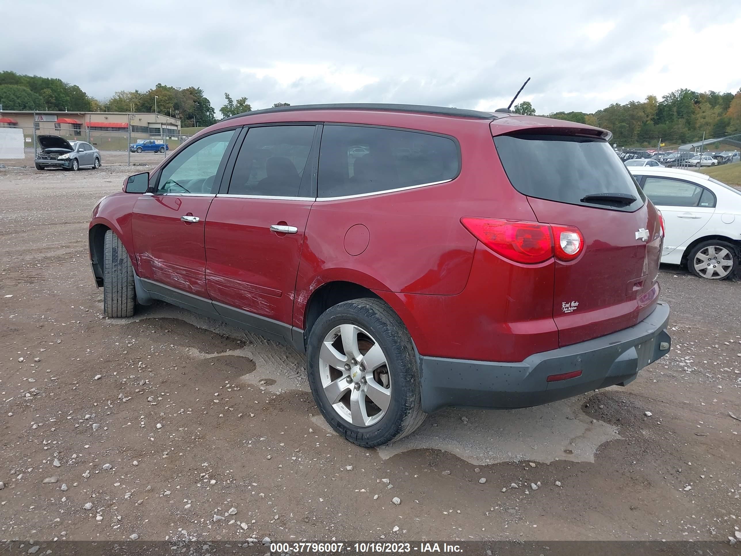 Photo 2 VIN: 1GNKRGED4BJ109827 - CHEVROLET TRAVERSE 