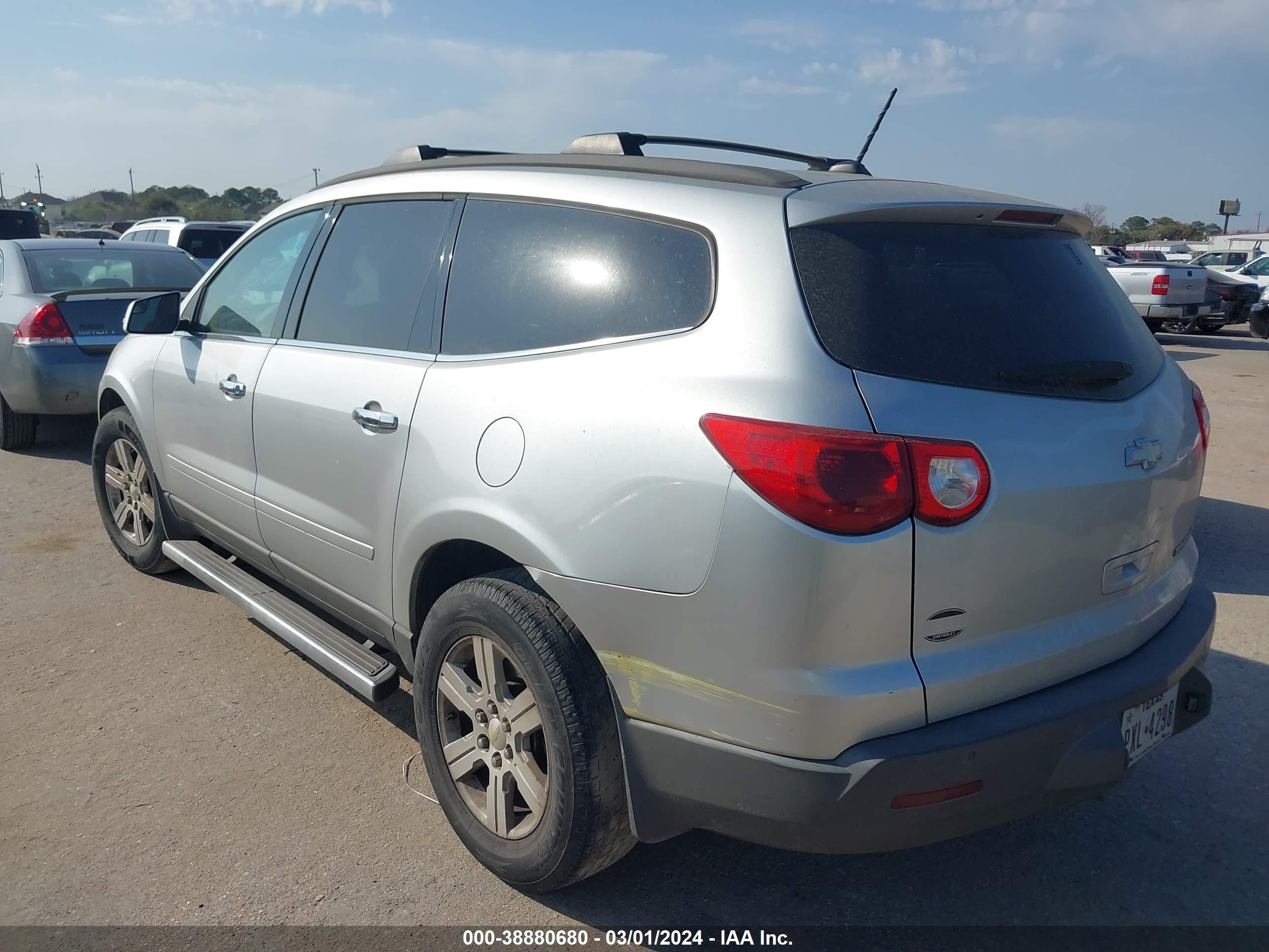 Photo 2 VIN: 1GNKRGED4BJ160003 - CHEVROLET TRAVERSE 