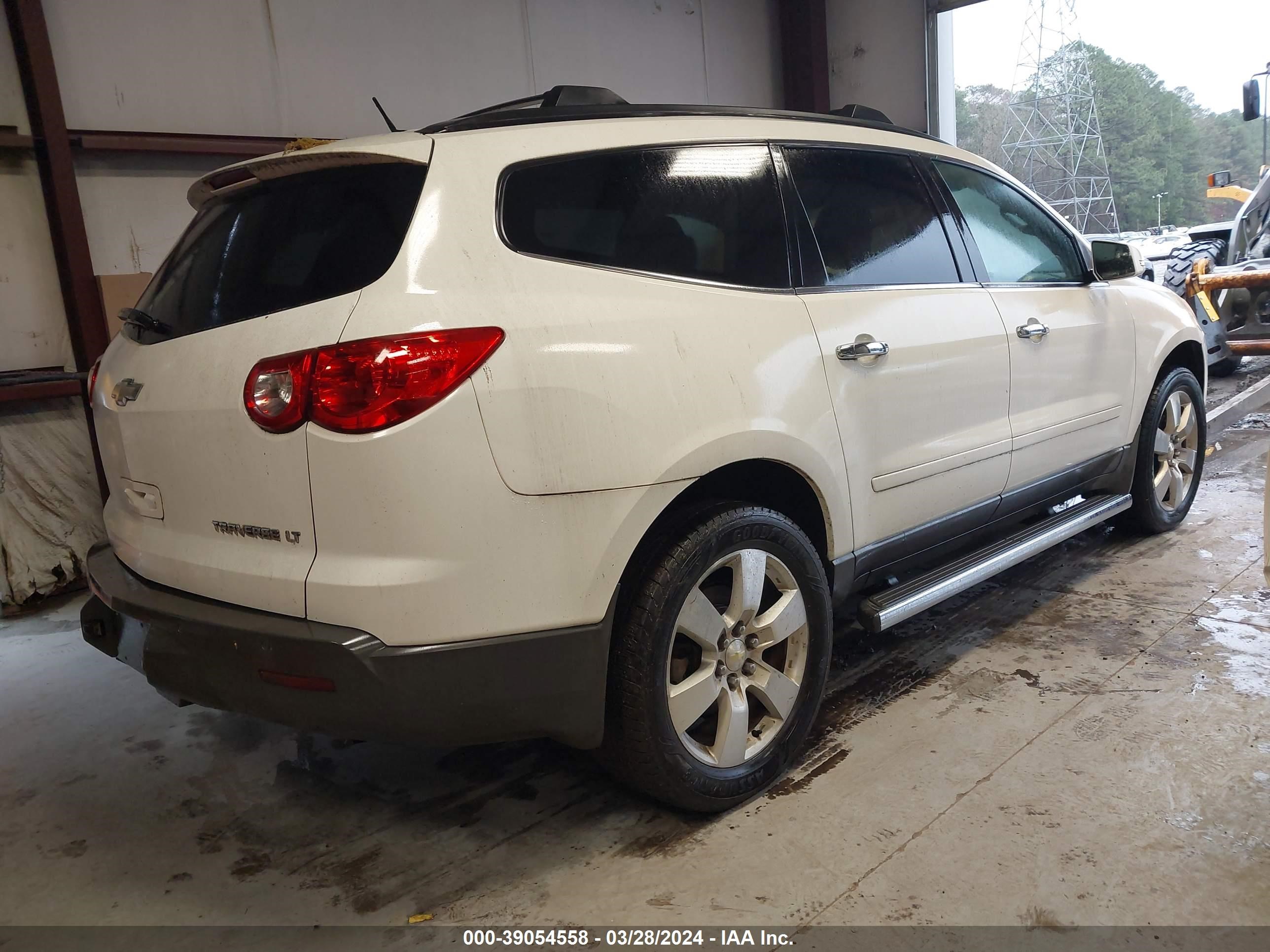 Photo 3 VIN: 1GNKRGED4CJ347436 - CHEVROLET TRAVERSE 