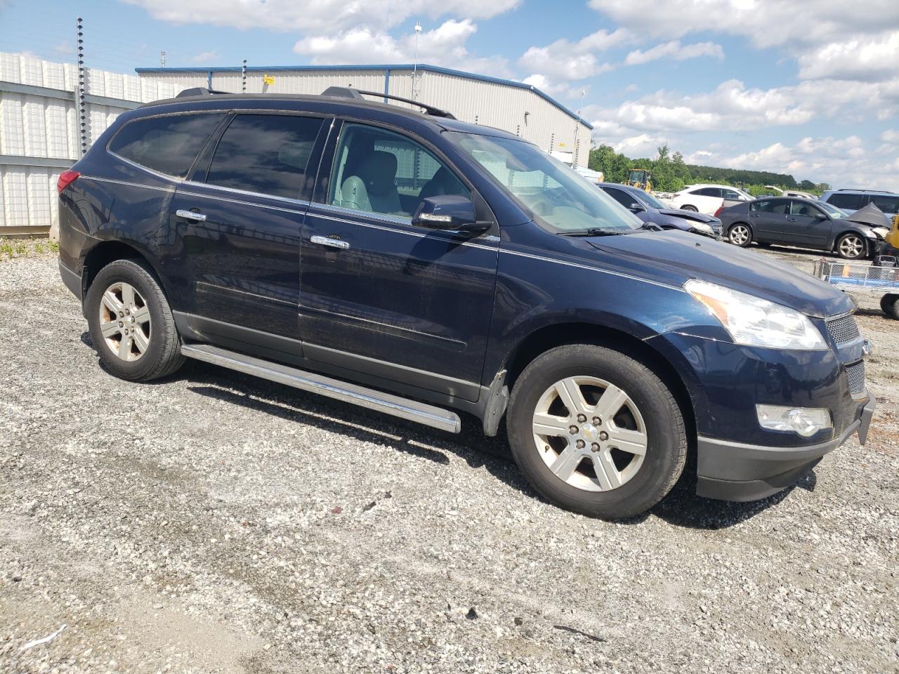 Photo 3 VIN: 1GNKRGED5BJ133120 - CHEVROLET TRAVERSE 