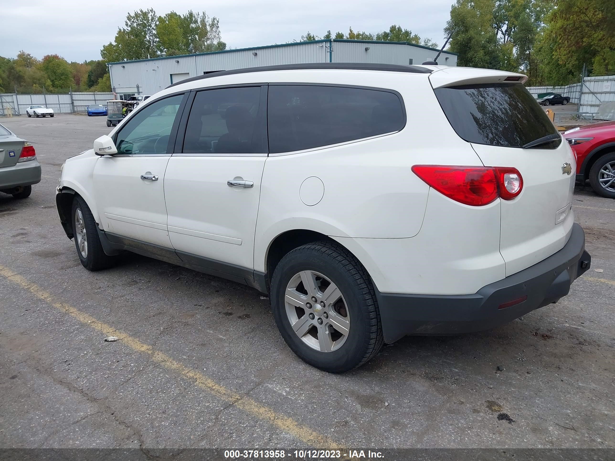 Photo 2 VIN: 1GNKRGED5CJ131465 - CHEVROLET TRAVERSE 