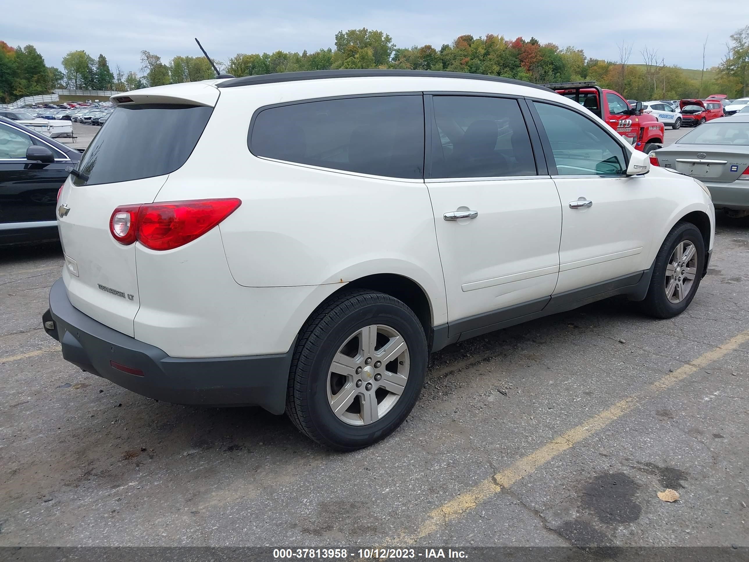 Photo 3 VIN: 1GNKRGED5CJ131465 - CHEVROLET TRAVERSE 