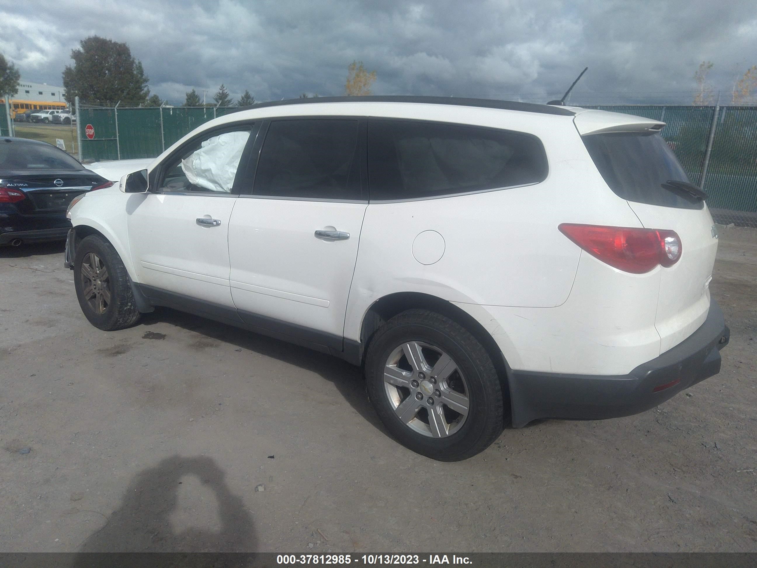 Photo 2 VIN: 1GNKRGED6BJ203305 - CHEVROLET TRAVERSE 