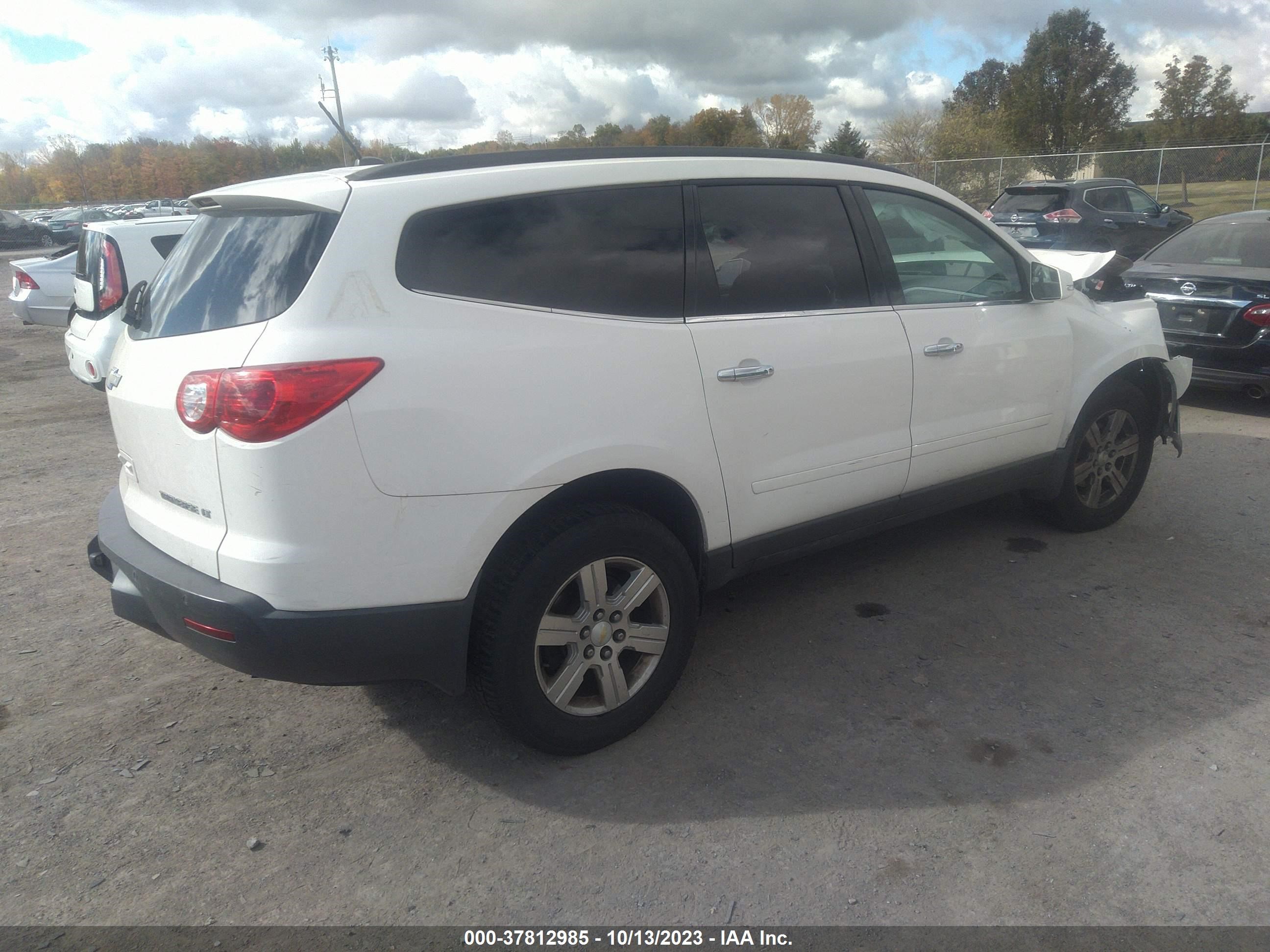 Photo 3 VIN: 1GNKRGED6BJ203305 - CHEVROLET TRAVERSE 