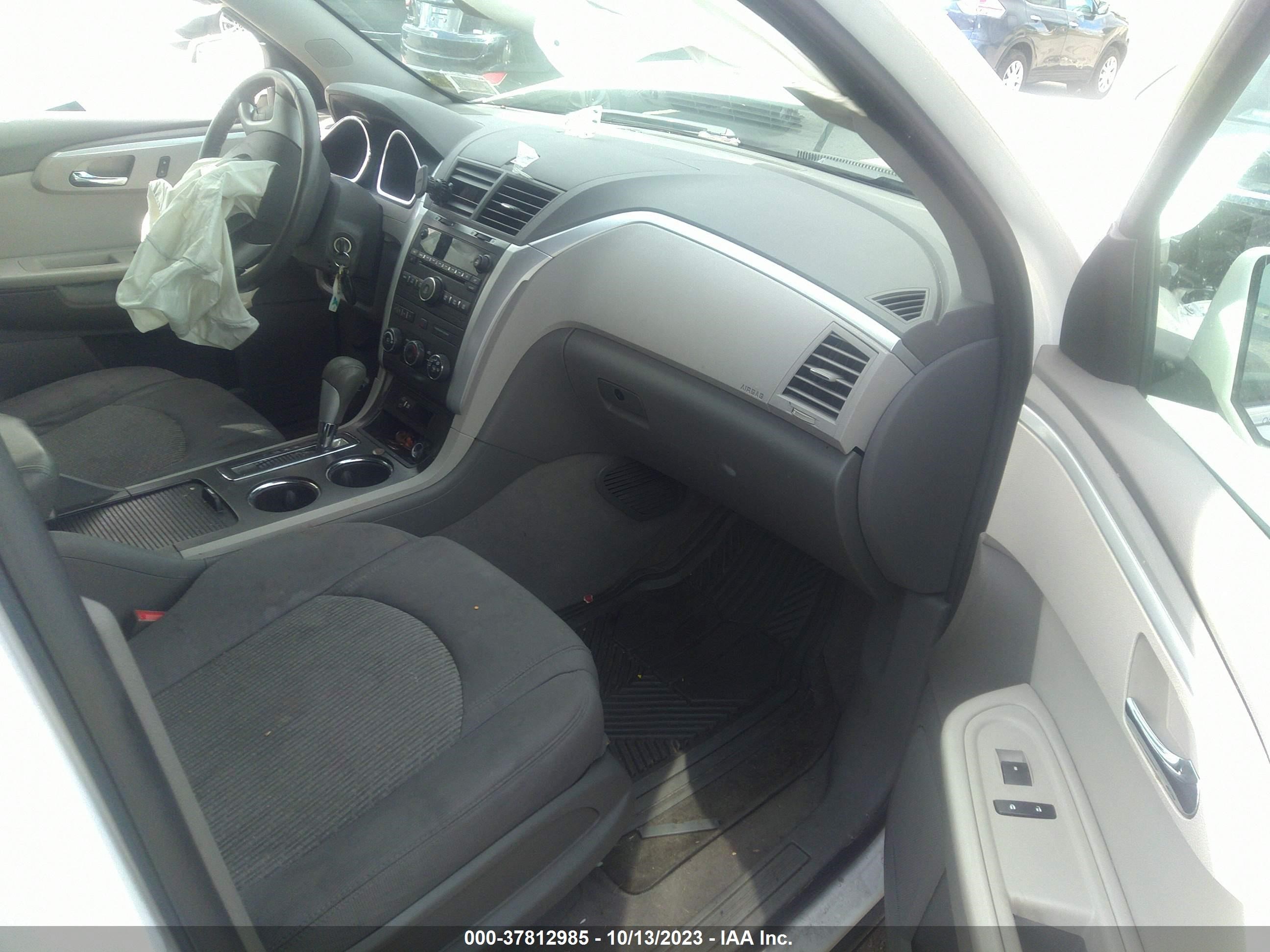 Photo 4 VIN: 1GNKRGED6BJ203305 - CHEVROLET TRAVERSE 