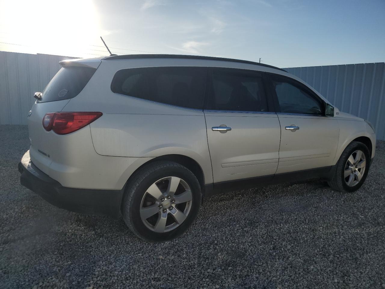 Photo 2 VIN: 1GNKRGED6CJ408222 - CHEVROLET TRAVERSE 