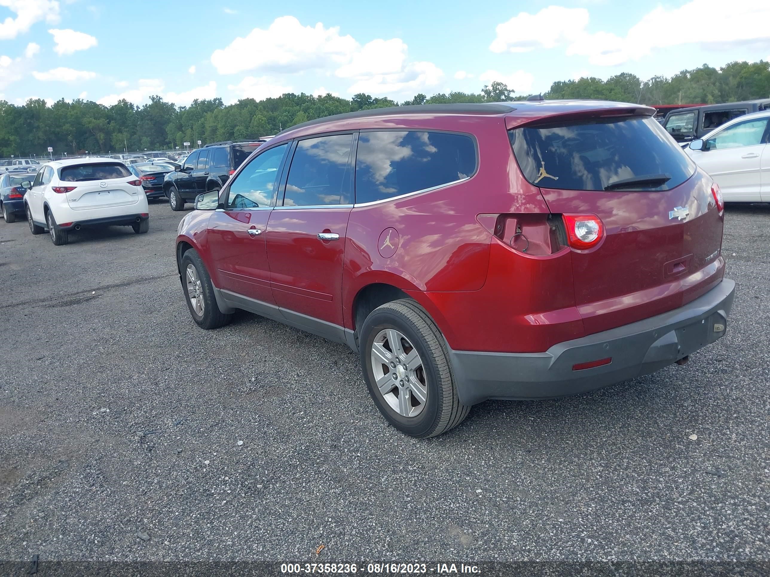 Photo 2 VIN: 1GNKRGED8BJ125884 - CHEVROLET TRAVERSE 