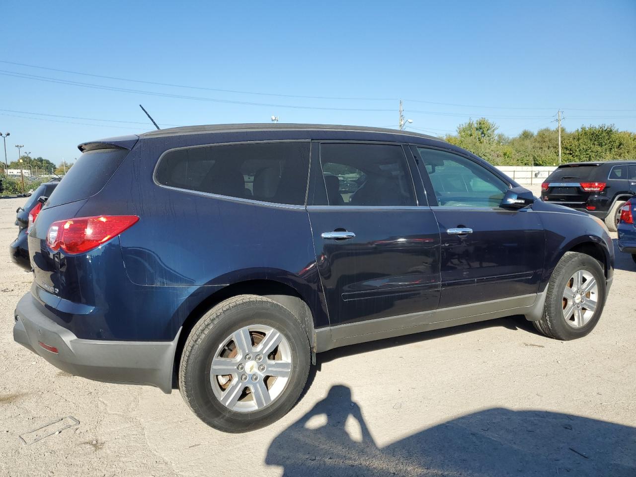 Photo 2 VIN: 1GNKRGED9BJ350766 - CHEVROLET TRAVERSE 